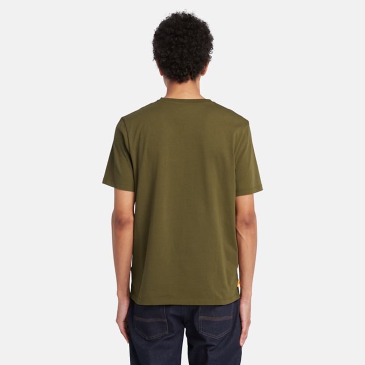 Camiseta masculina verde com o logotipo da árvore do rio Kennebec.