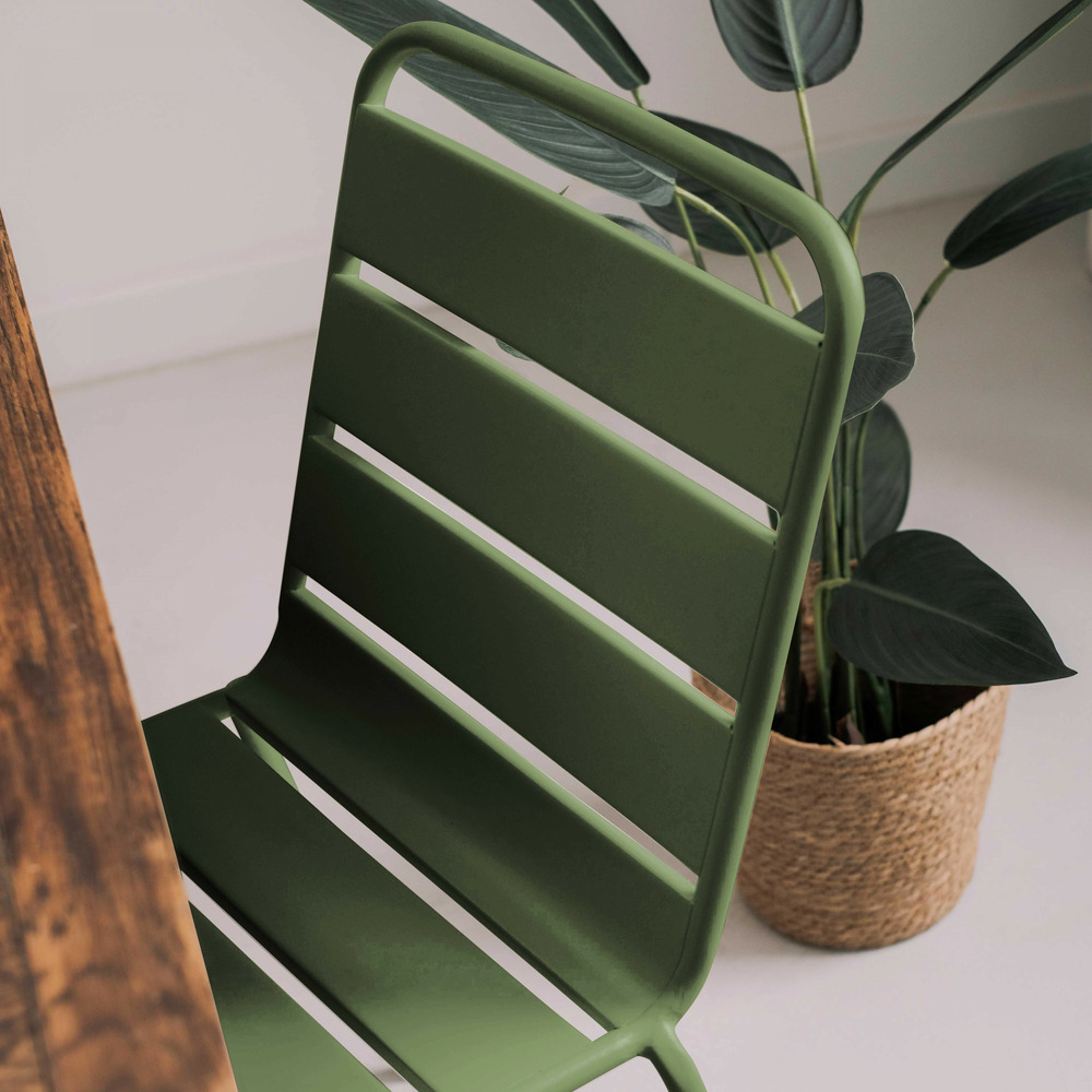 Chaise en métal vert cactus