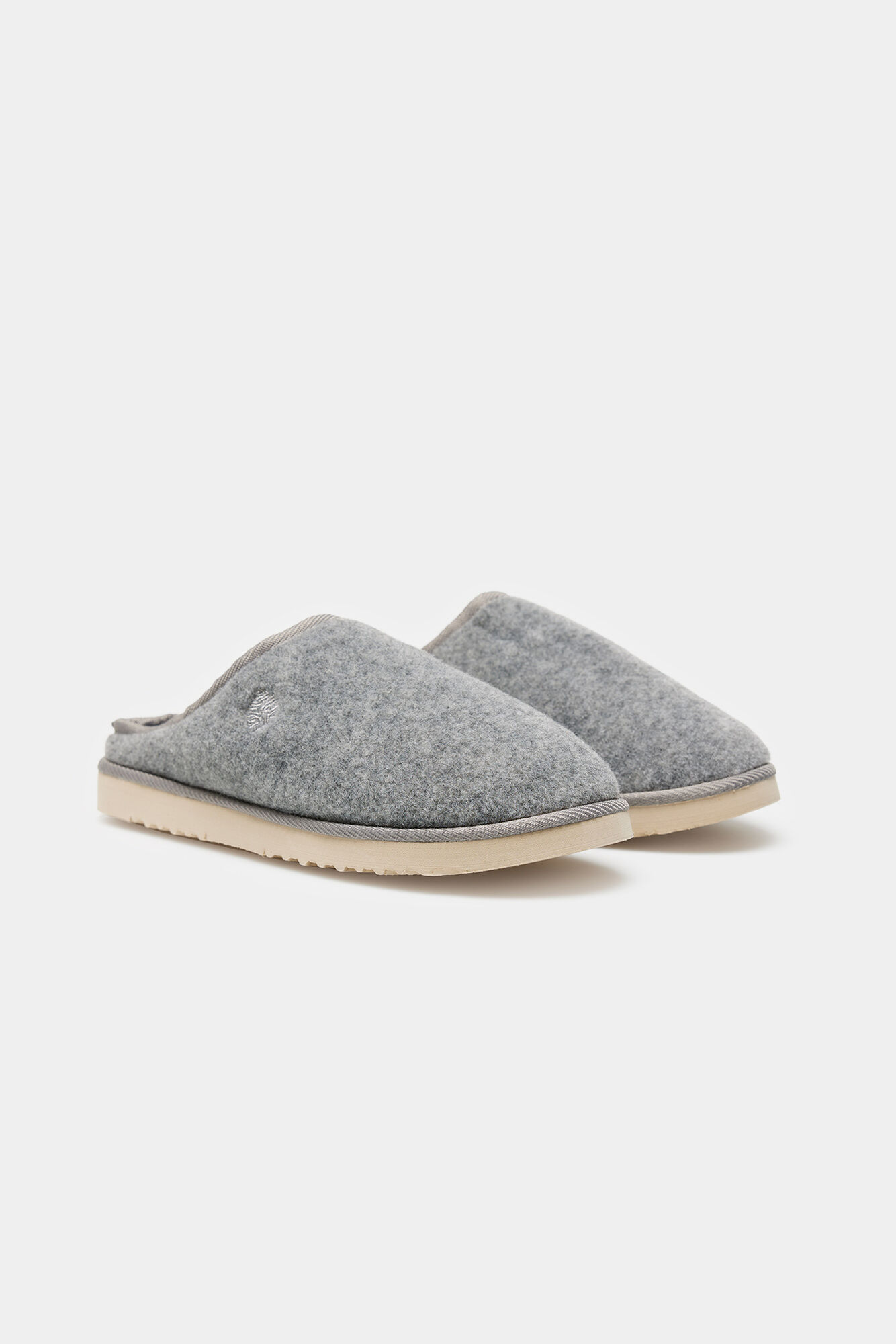 Chinelo de feltro sem calcanhar