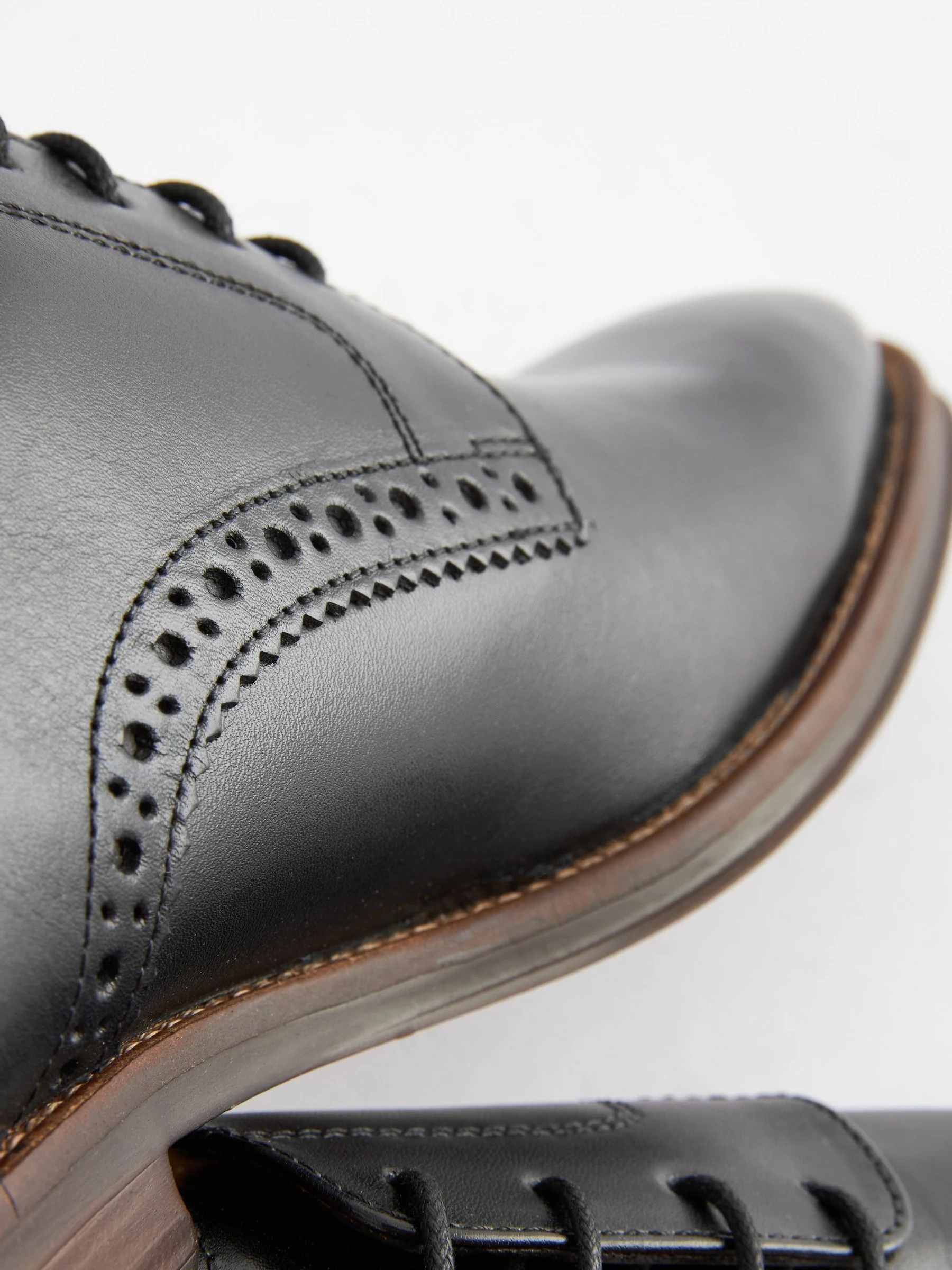 Zwart - Wijde pasvorm - Leren derbyschoenen met contrasterende zool