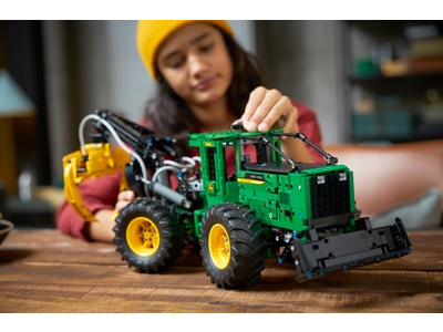 LEGO John Deere 948L-II houttransportmachine (42157)