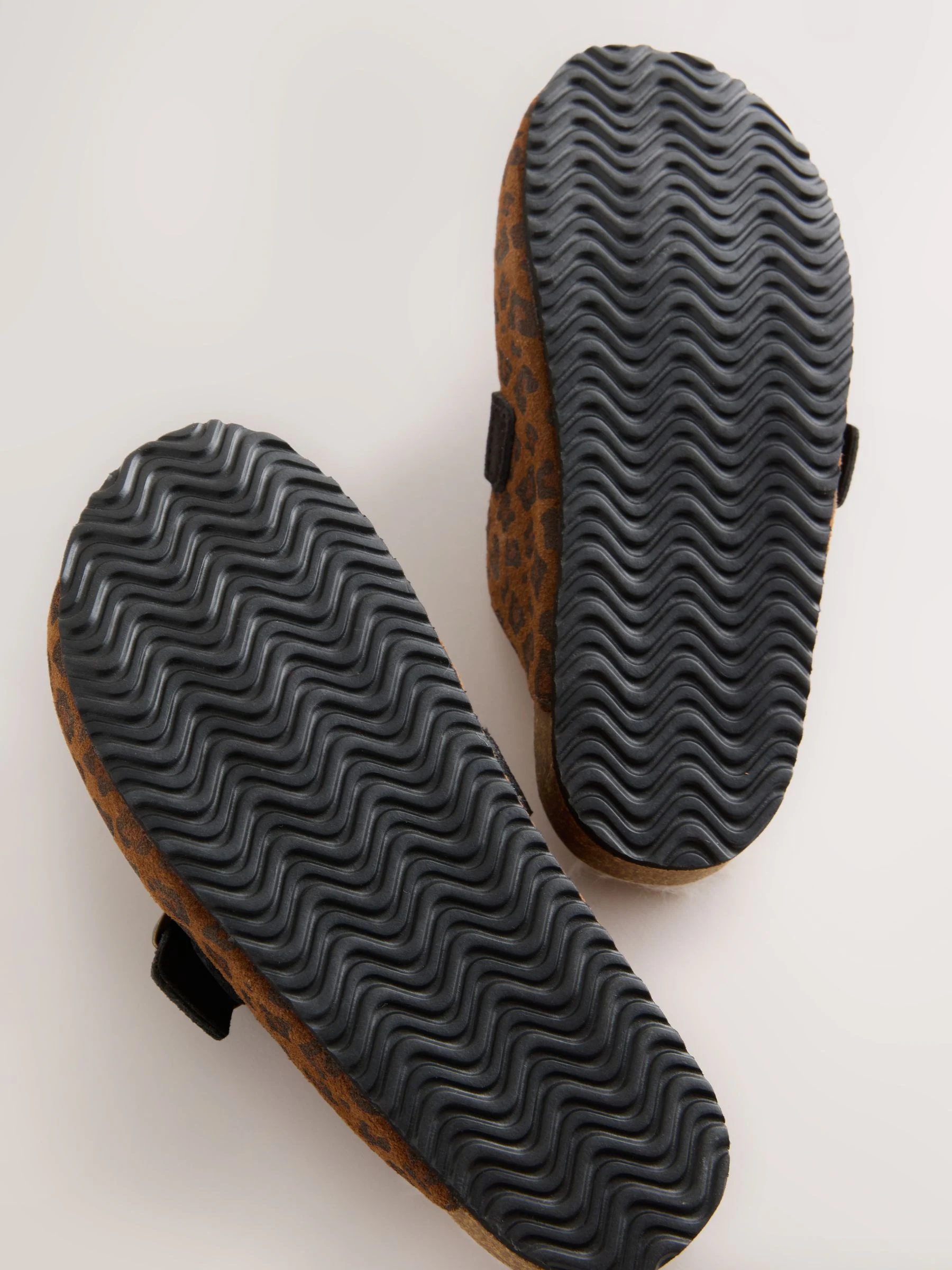Bruin suède met luipaardprint - Slip-Ons Klompen