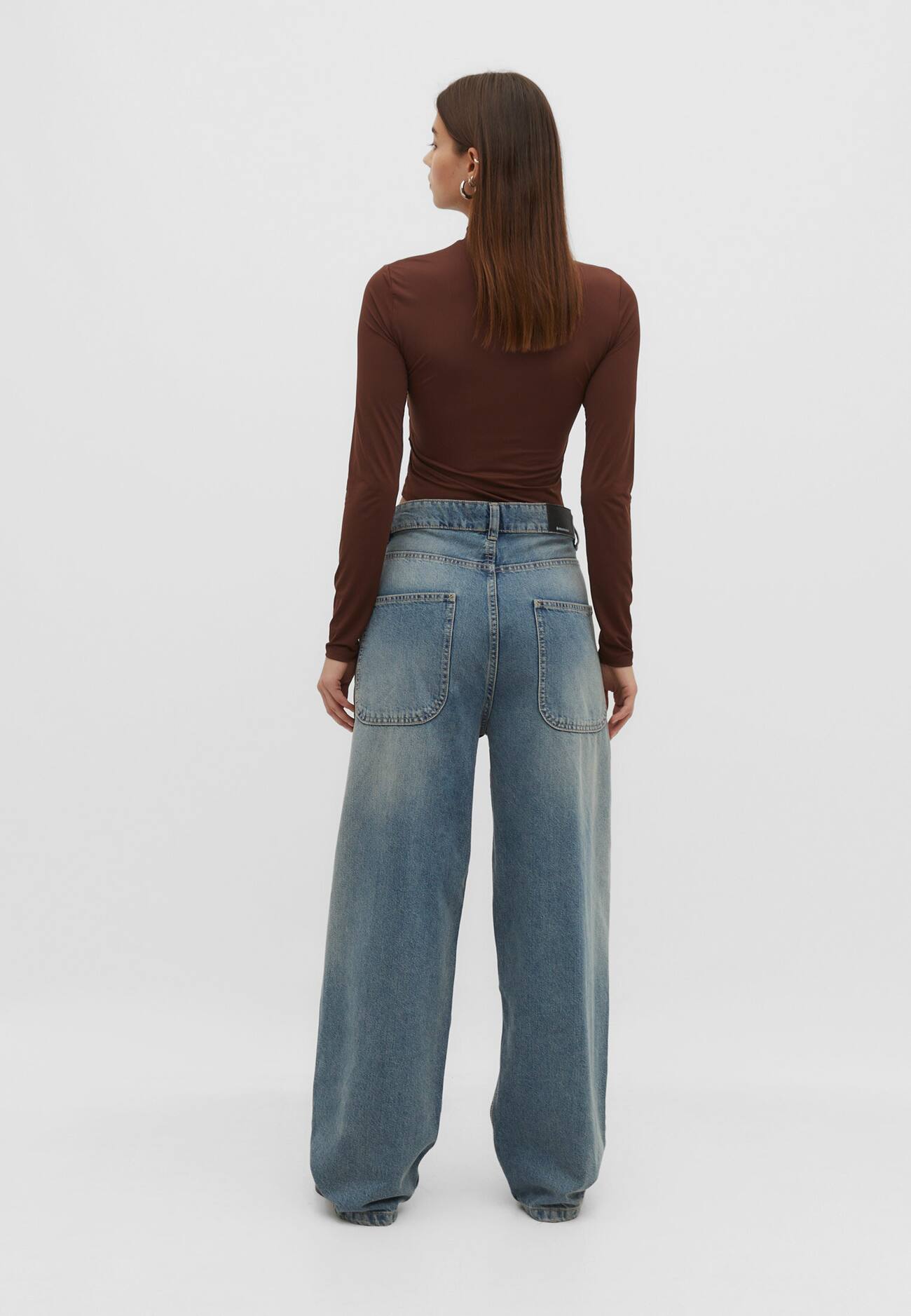 calça jeans de perna larga e modelagem solta