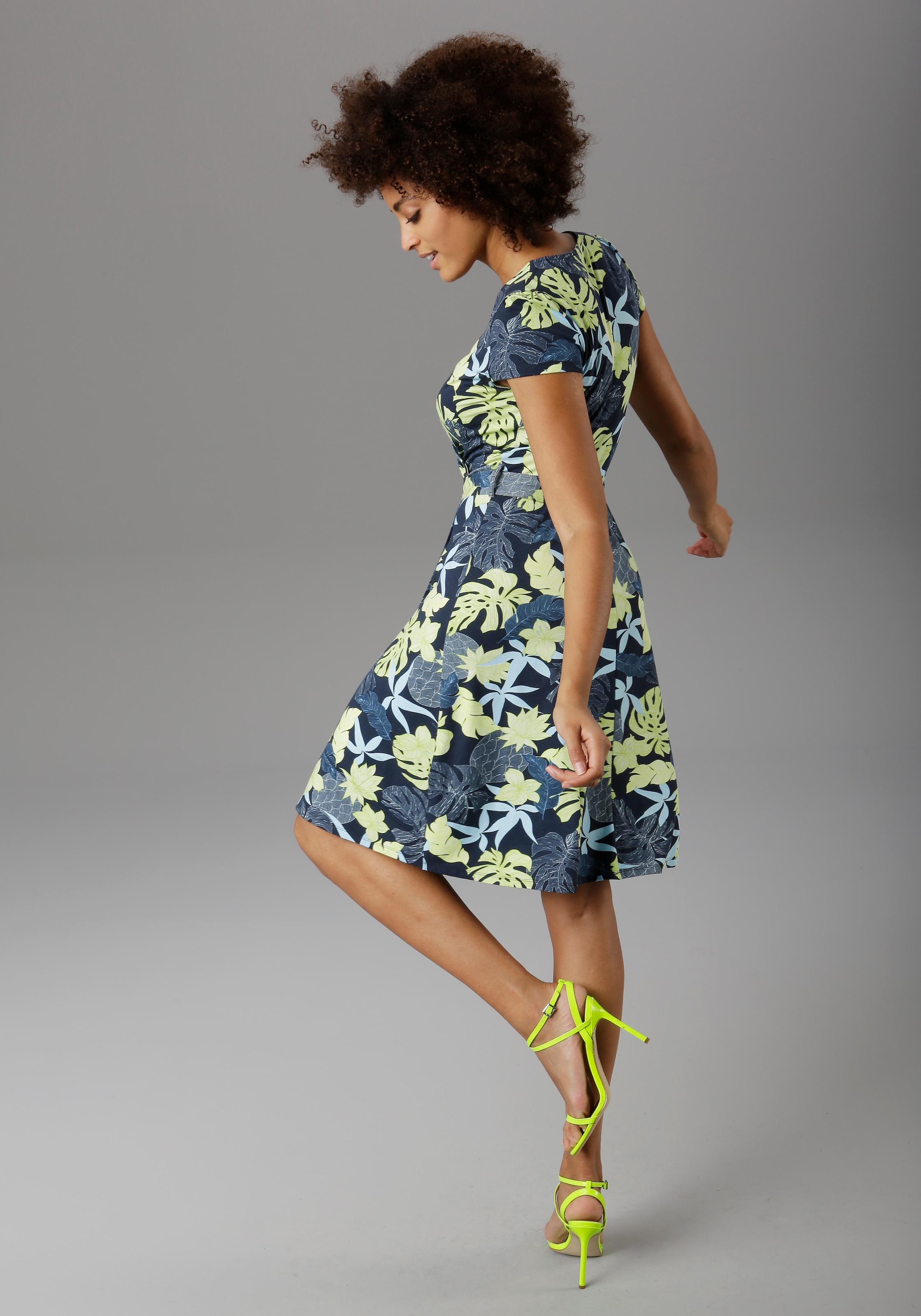 Aniston SELECTED Sommerkleid in modischen Farben