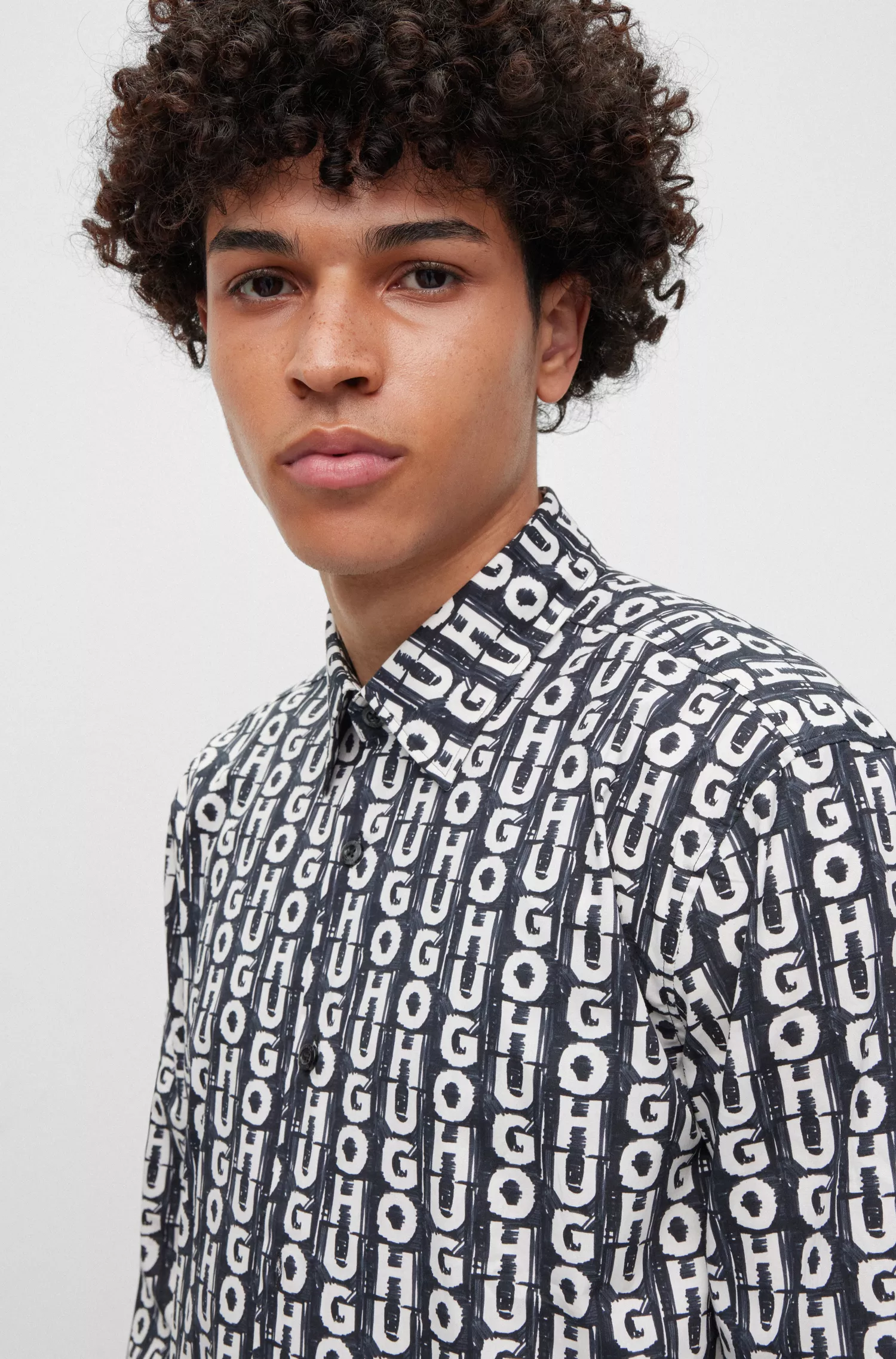 Camisa HUGO vermelha, corte slim, em algodão elástico com estampa do logo.