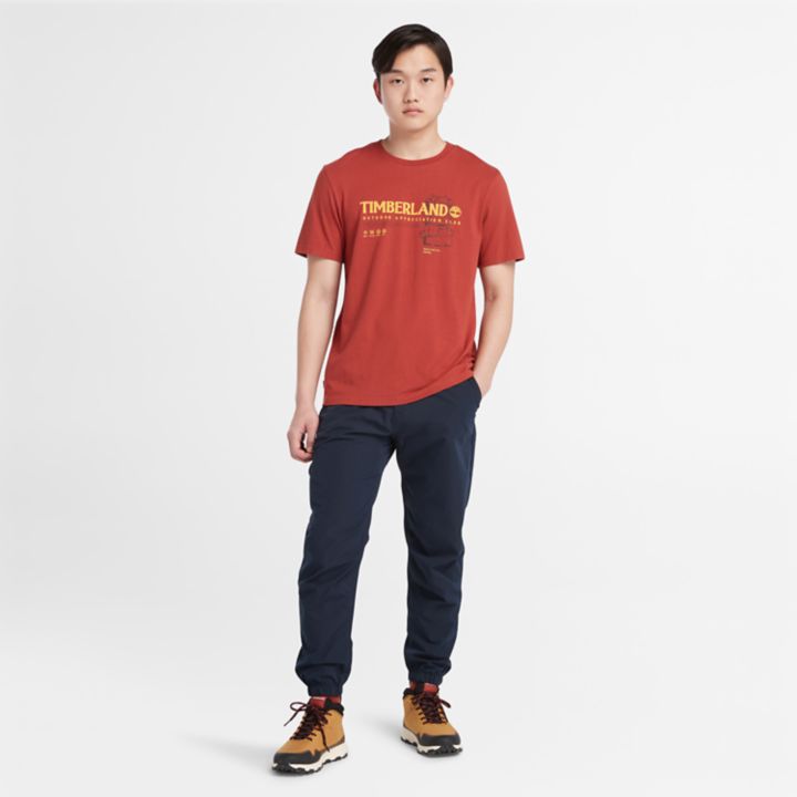 Camiseta masculina vermelha com estampa para atividades ao ar livre.