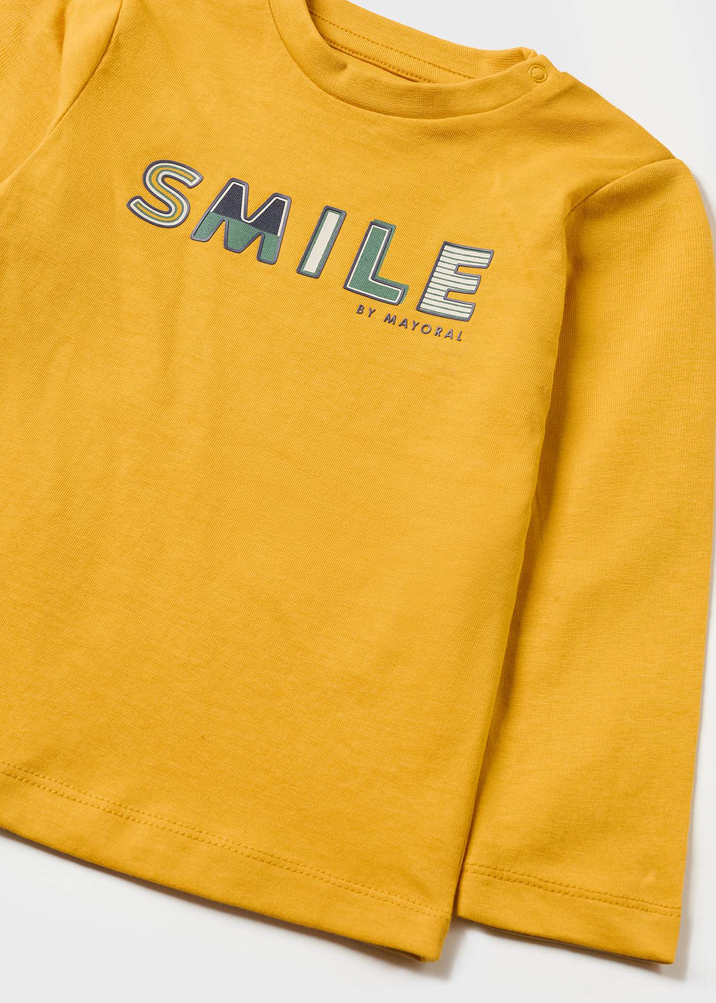 Camiseta infantil Better Cotton com letras