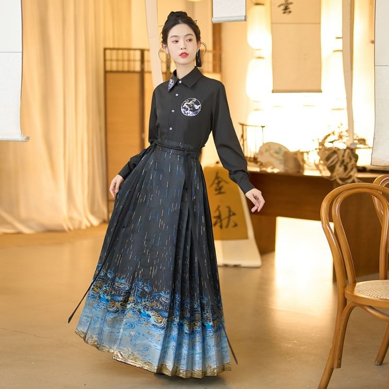 Tangier - Maxi Ma Mian-rok met hoge taille en grafische print / Hanfu-rok met lange mouwen / Mouwboorden van imitatieleer met studs en veters