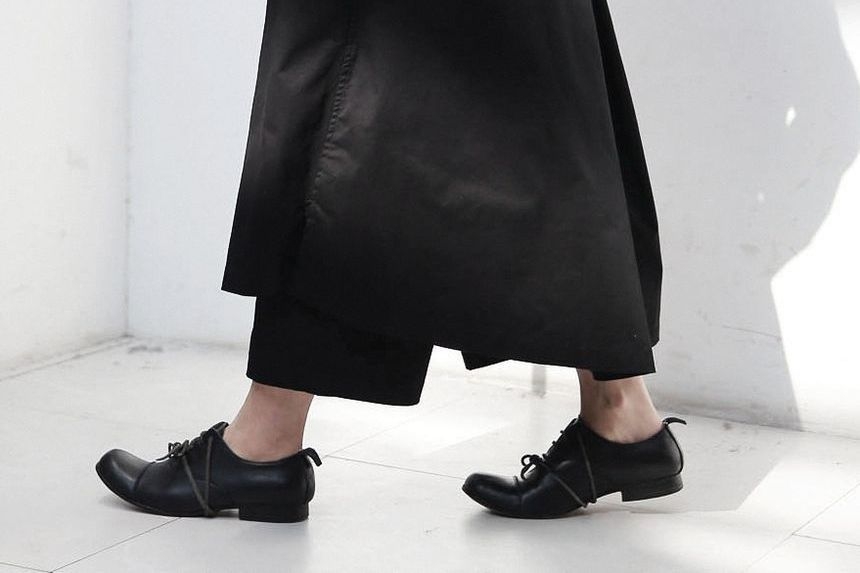SIMPLE BLACK - Asymmetrische broek met wijde pijpen