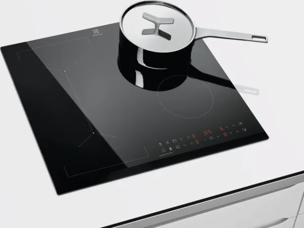 Electrolux SÉRIE 700 LIV6343 - Induktions kogeplade - 4 plader - Niche - bredde: 56 cm - dybde: 49 cm - med kantet front - sort