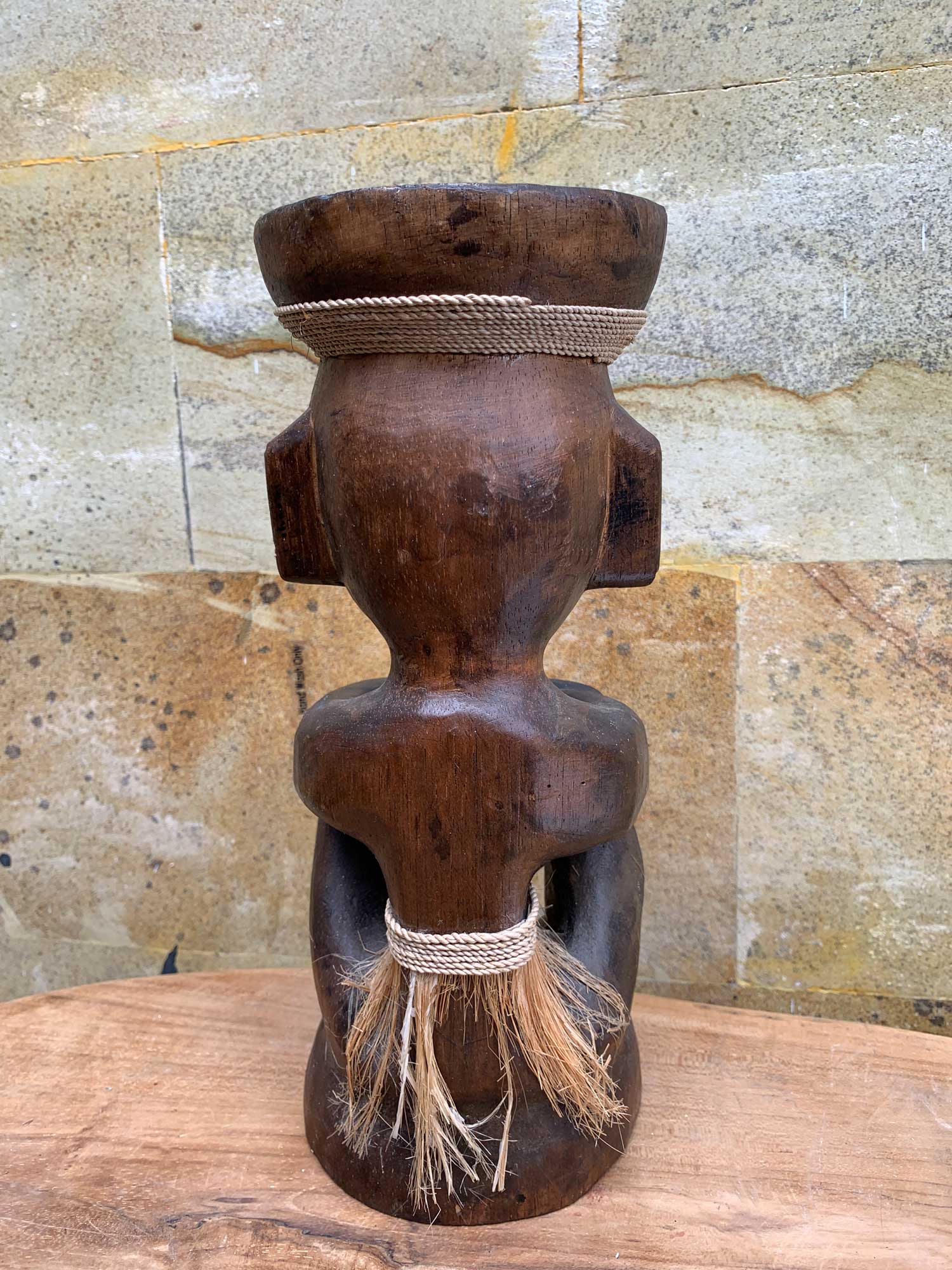 Primitiv-Statue 'Sitzender', Albesiaholz, H 29 cm, Ø 11 cm von fischer's lagerhaus