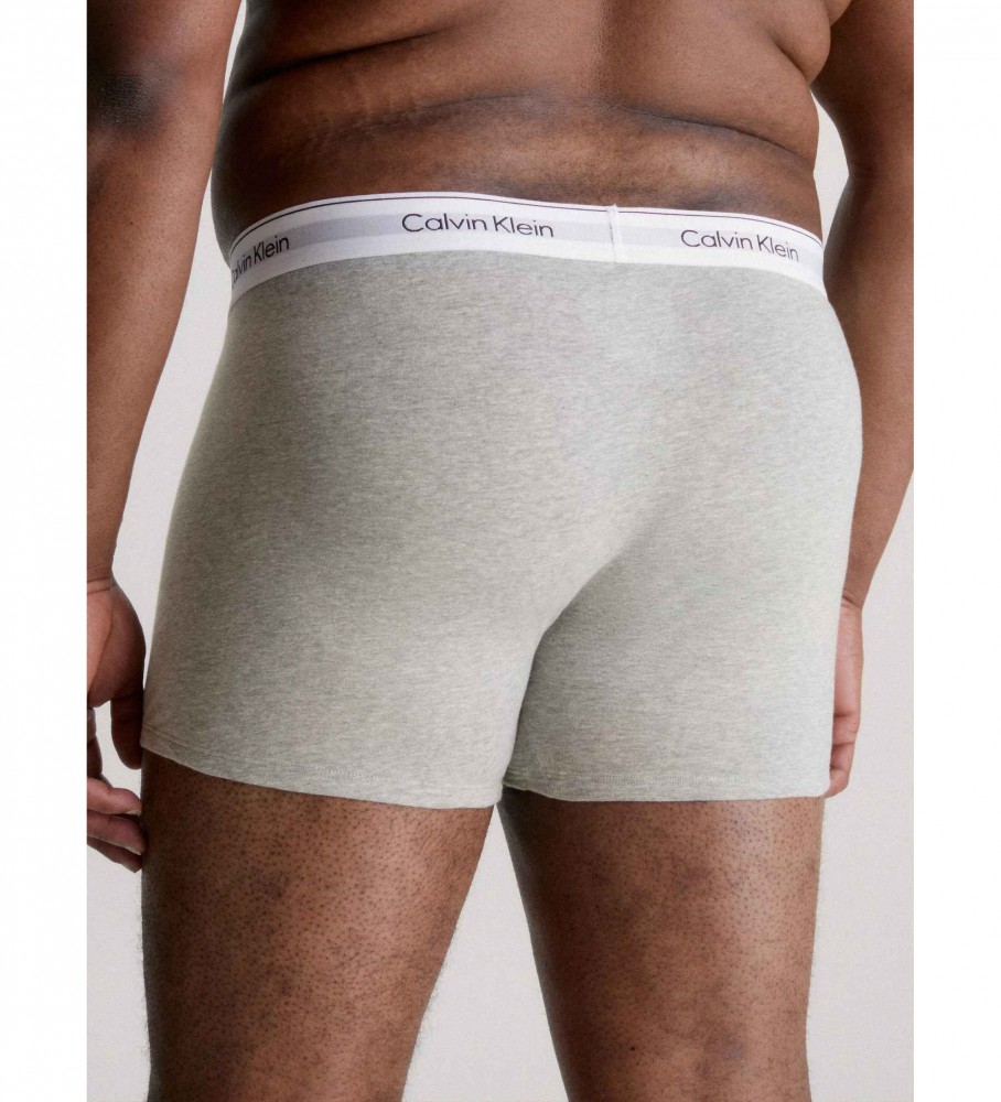 Pacote com 3 cuecas boxer Calvin Klein Plus nas cores preto, branco e cinza.
