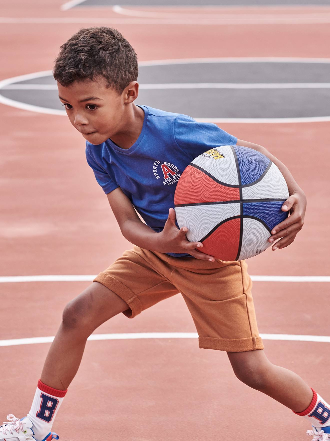 Camiseta esportiva azul-elétrica com estampas para meninos