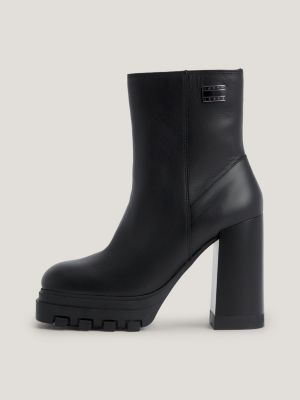 Botas de cano curto com salto bloco e emblema esmaltado