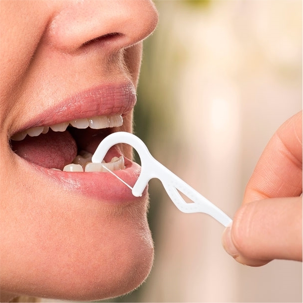Boite cure-dents et fil dentaire