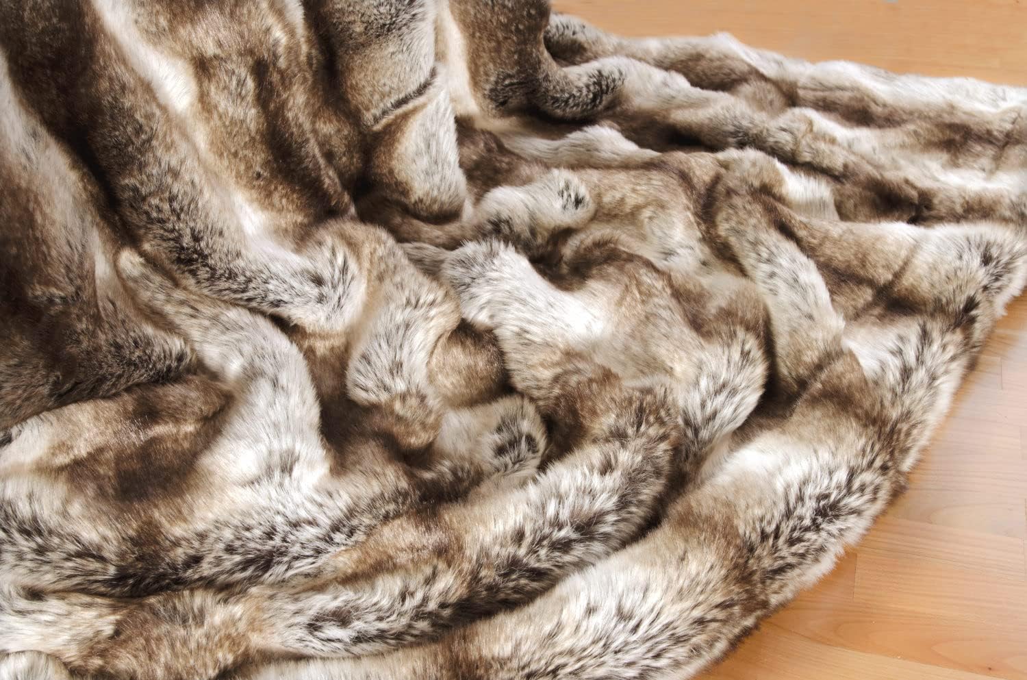 Wohnen & Accessoires GmbH & Co. KG Felldecke, Fellimitat in 5 Größen Webpelzdecke Wolf grau-braun als Kuscheldecke und Tagesdecke (150 x 200 cm)