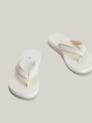 Chinelo de dedo com tiras metálicas