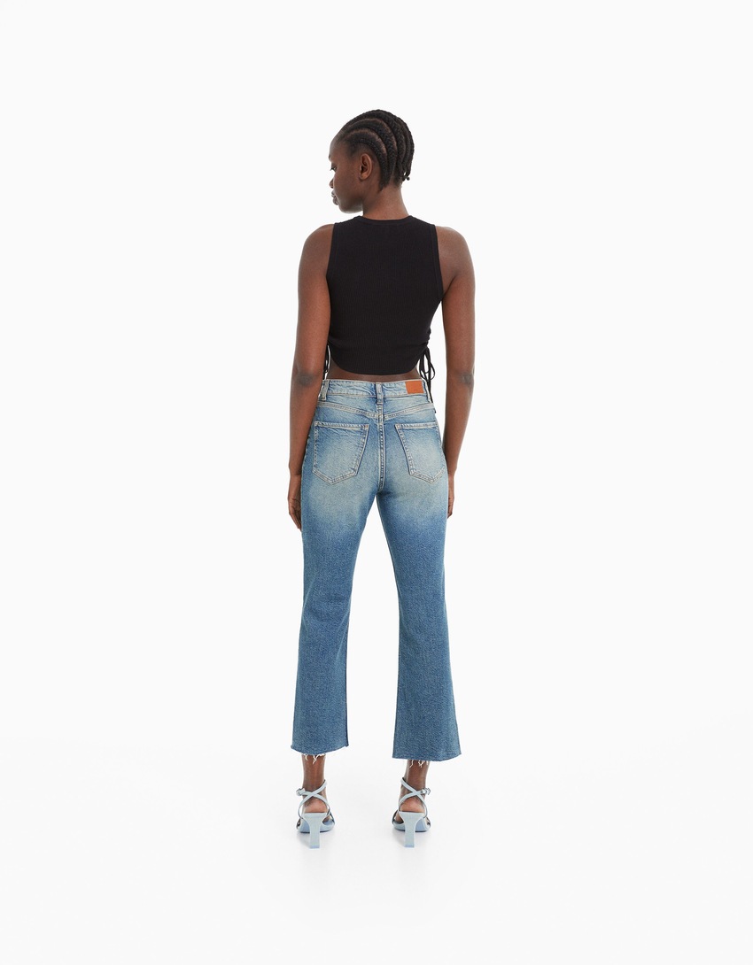 Calça jeans cropped boca de sino