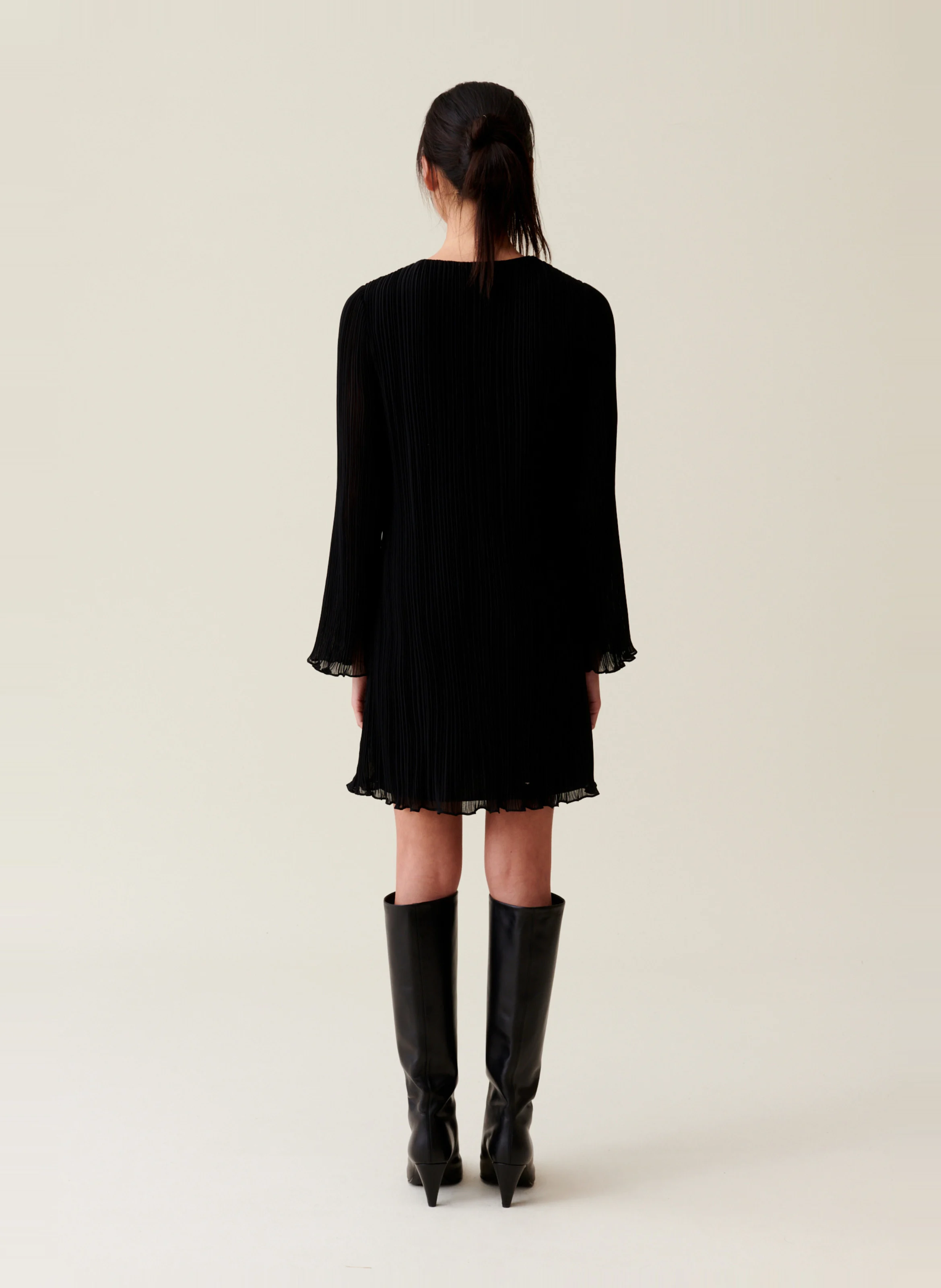 Robe courte col rond plissée | Noir