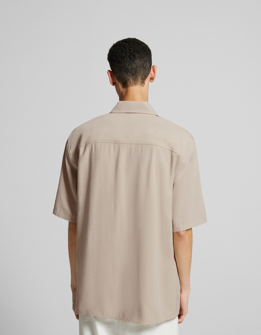 Camisa de manga curta com modelagem relaxada