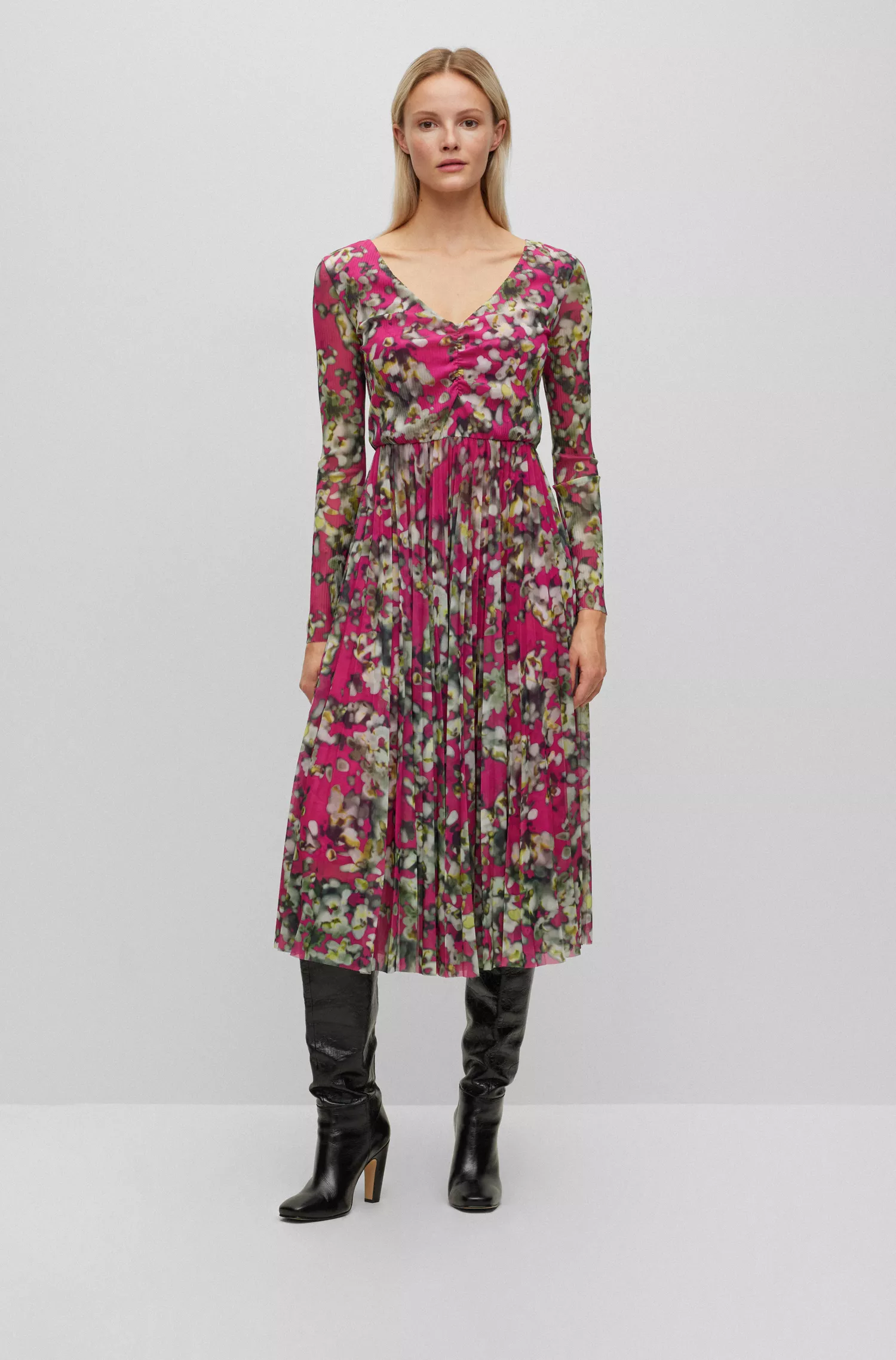 Vestido preto de manga comprida BOSS em tule plissado com estampa da estação.