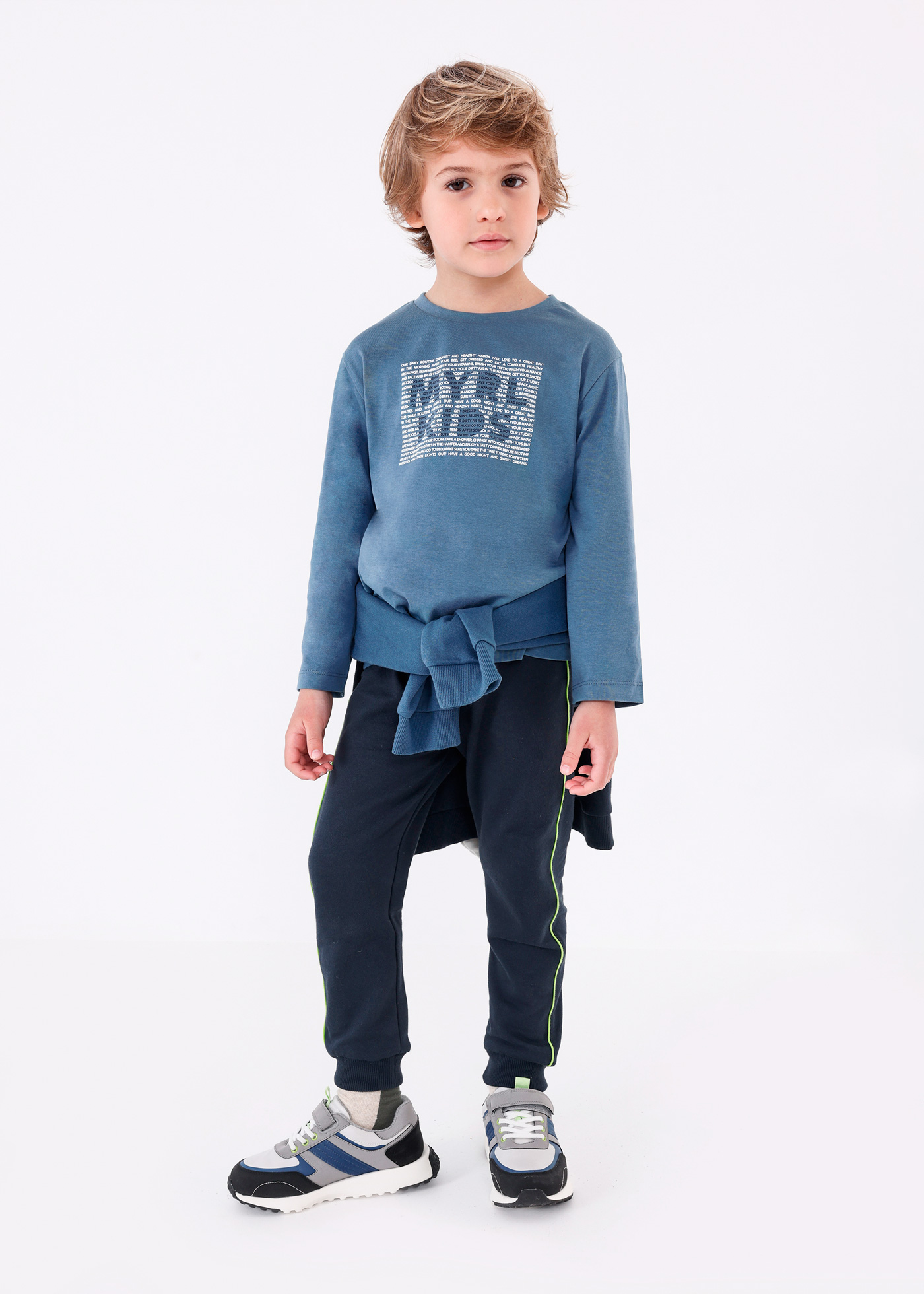 Camiseta Better Cotton com estampa de letras para meninos