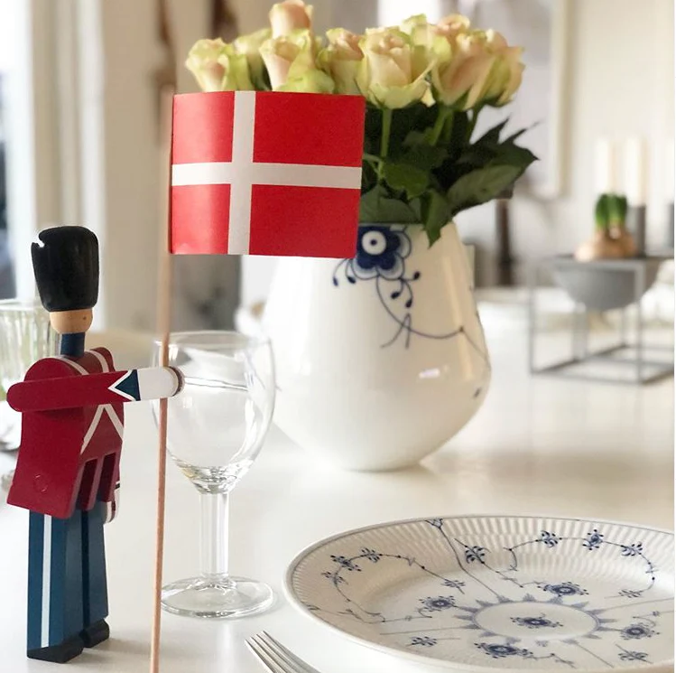 Kay Bojesen  Fanebærer med tekstilflag - H: 28,5 cm.