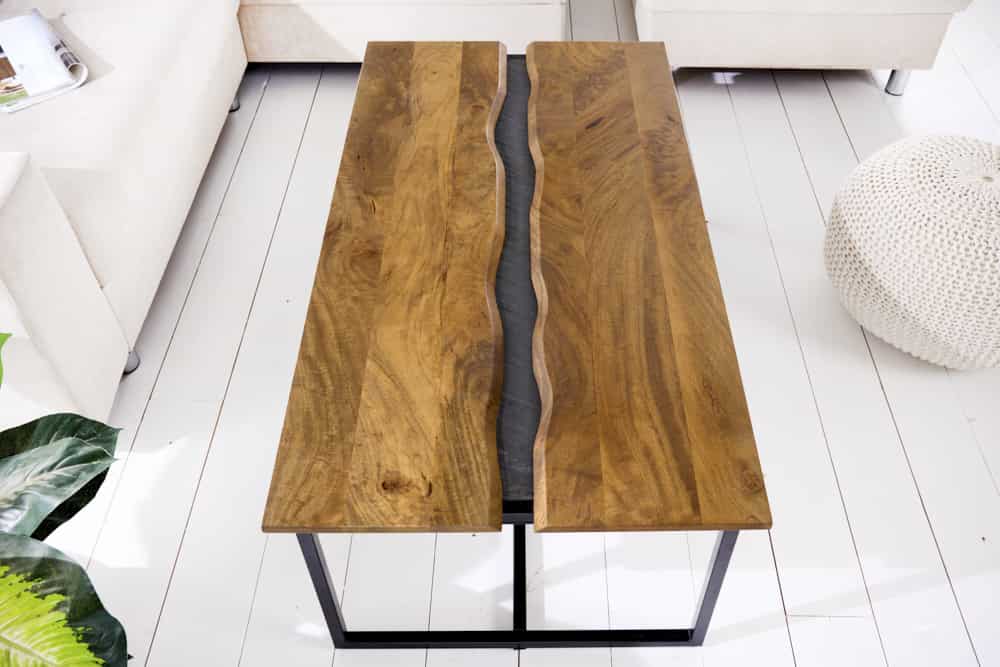 Massiver Couchtisch AMAZONAS 110cm Mangoholz Metall schwarz Baumkante Honey Finish