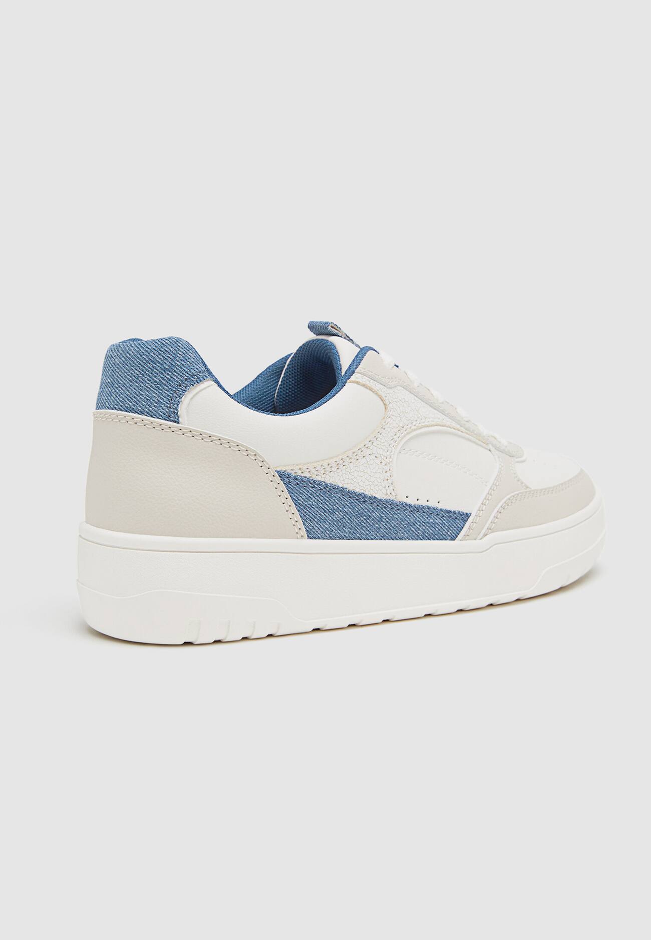 Tênis de denim contrastante