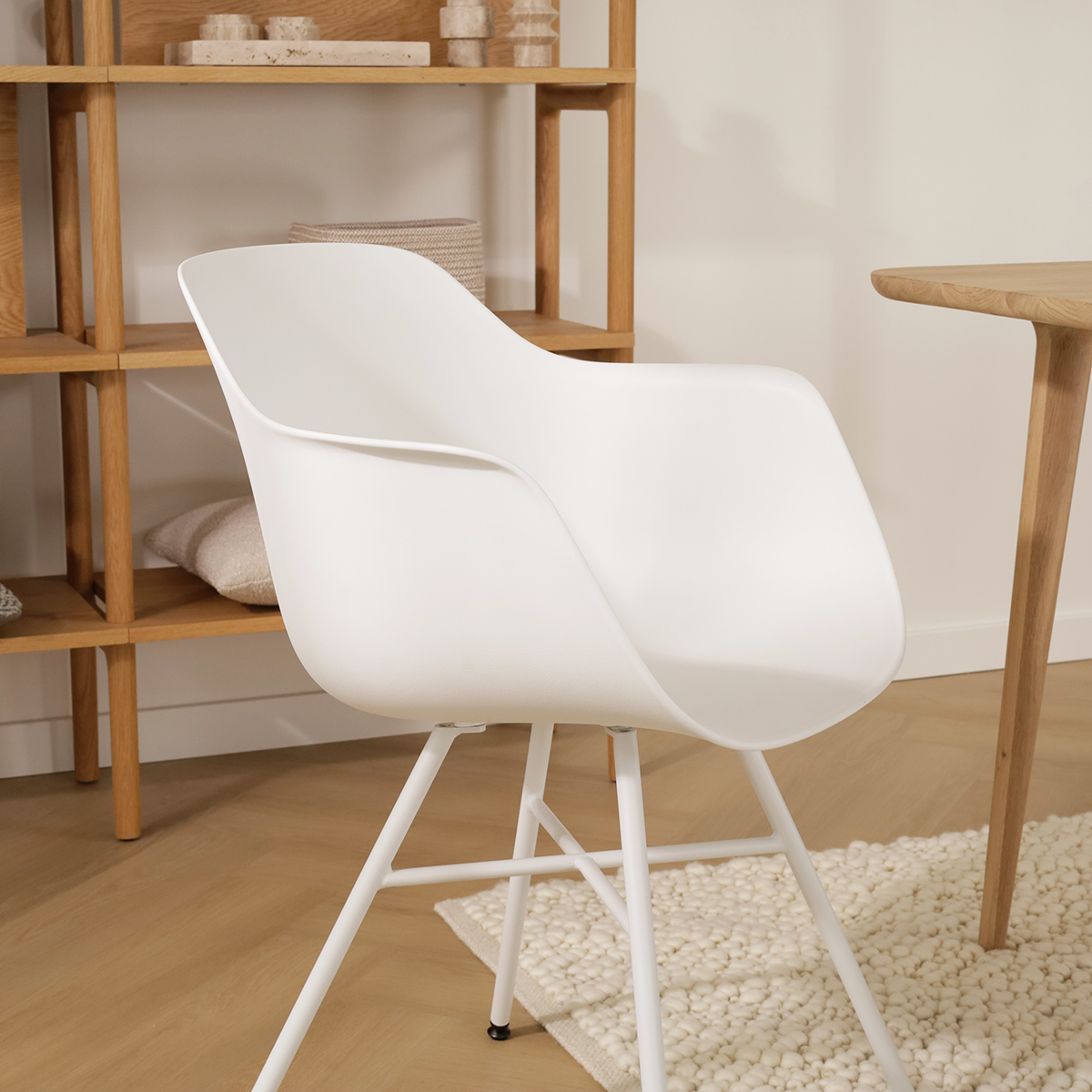 Noa-Puk eetkamerstoel wit armleuning