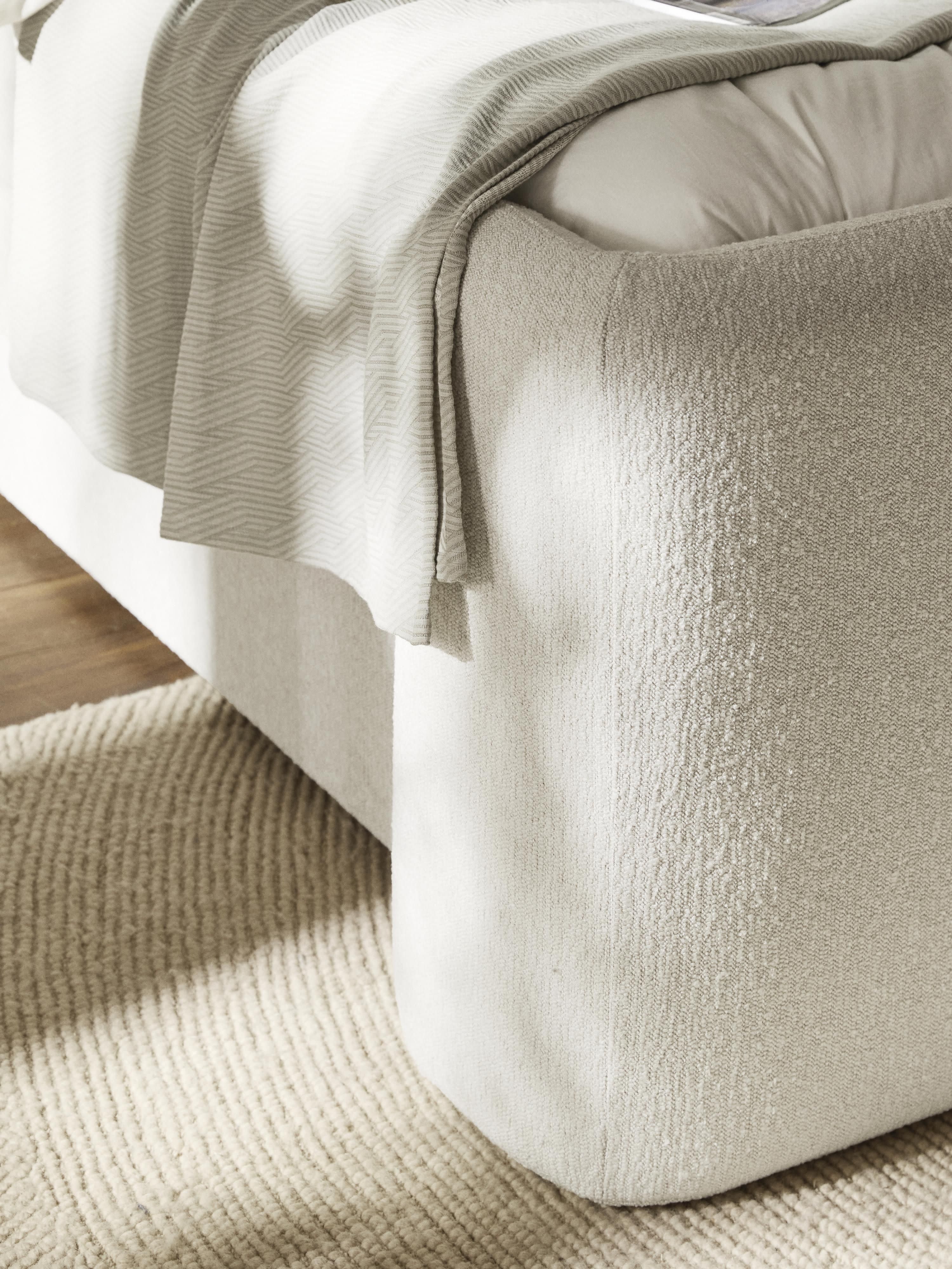 Bouclé boxspring bed Perla met opbergruimte