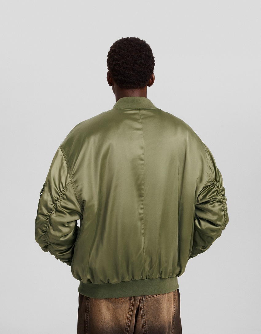 Jaqueta bomber com efeito acetinado