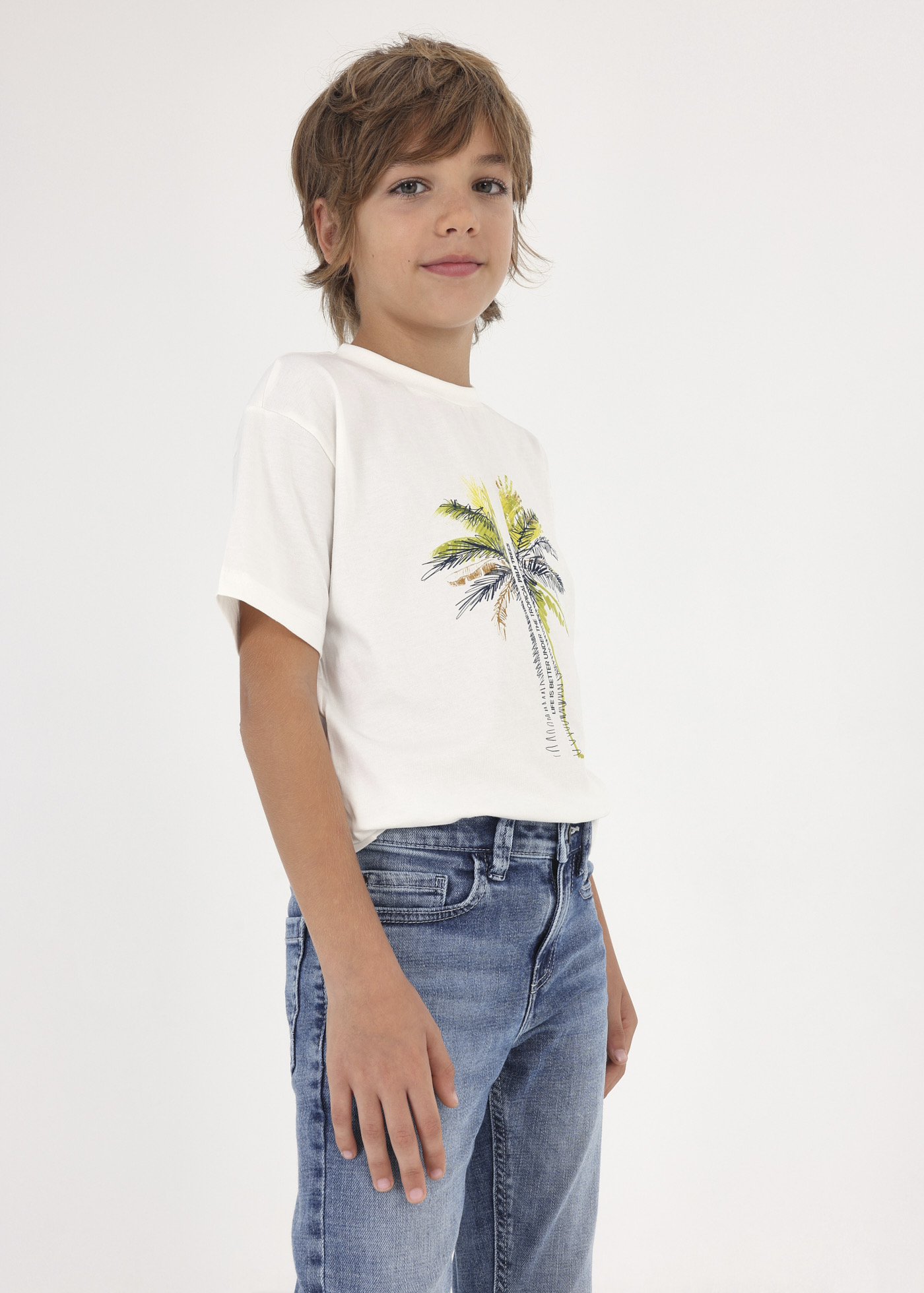 Camiseta infantil com estampa sustentável em algodão.