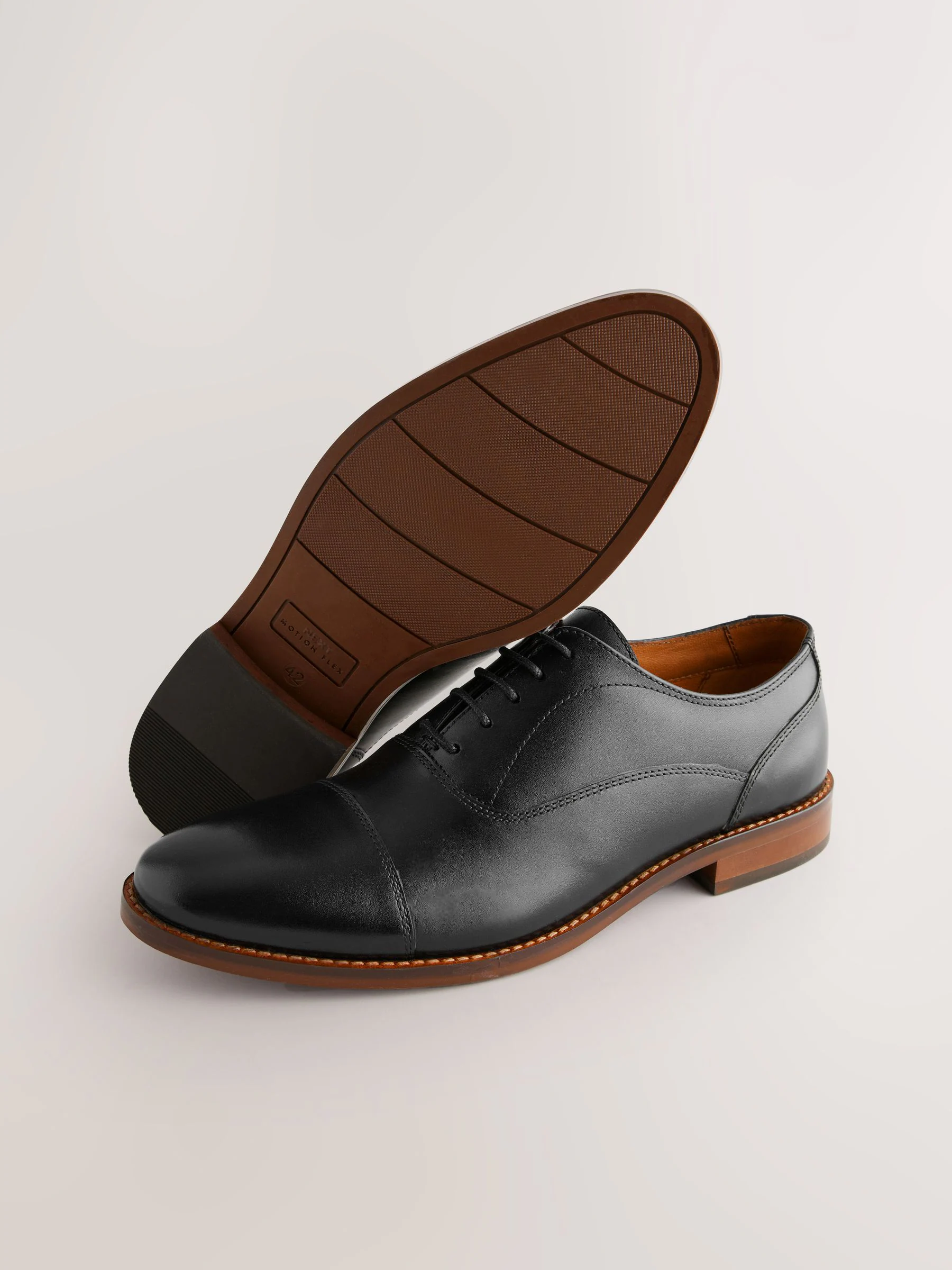 Zwart - Contrast Sole Leather Oxford Toecap Shoes