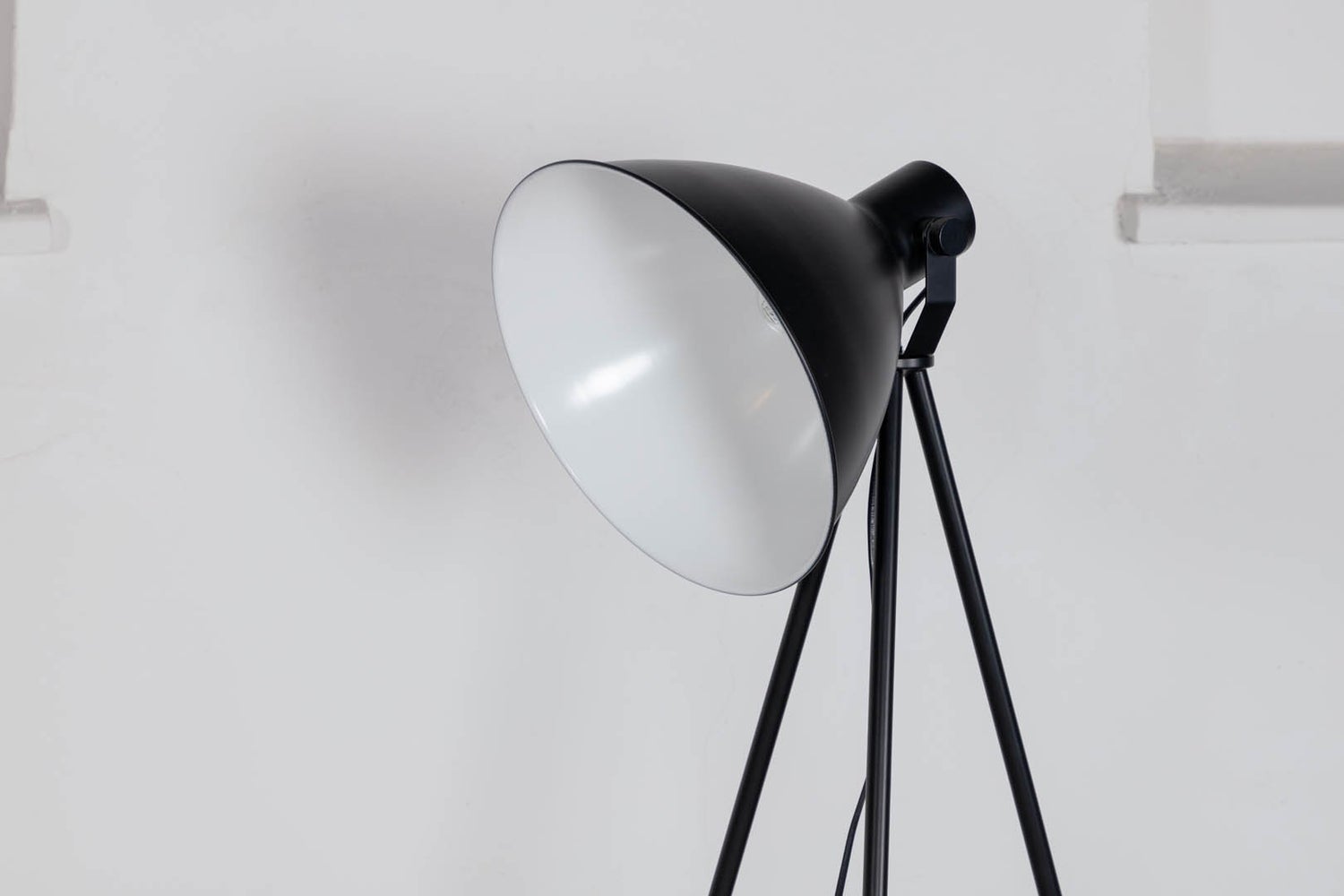 Tiv Lighting vloerlamp, 73 x 63 x 139,5 cm, staal, zwart/wit. 63 x 73 x 140 cm