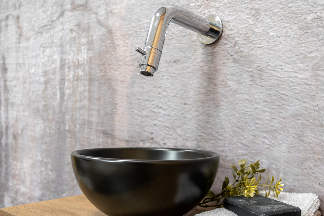 Saniclear Seba fonteinset met bruin eiken plank, zwarte waskom en chromen kraan voor in het toilet