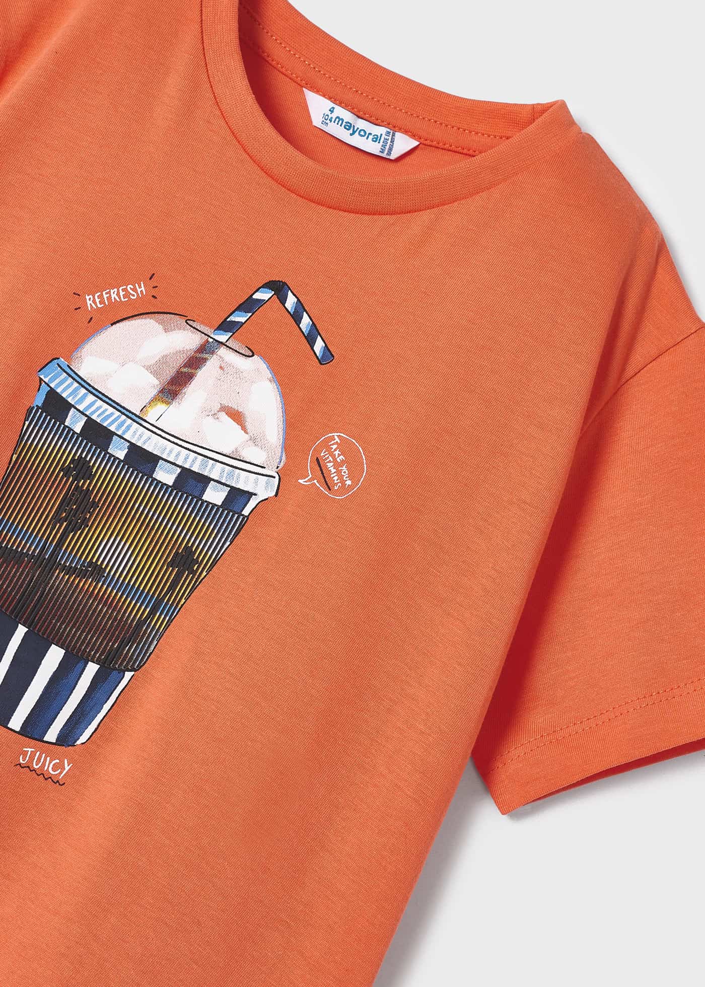Camiseta infantil com estampa interativa, feita de algodão sustentável.