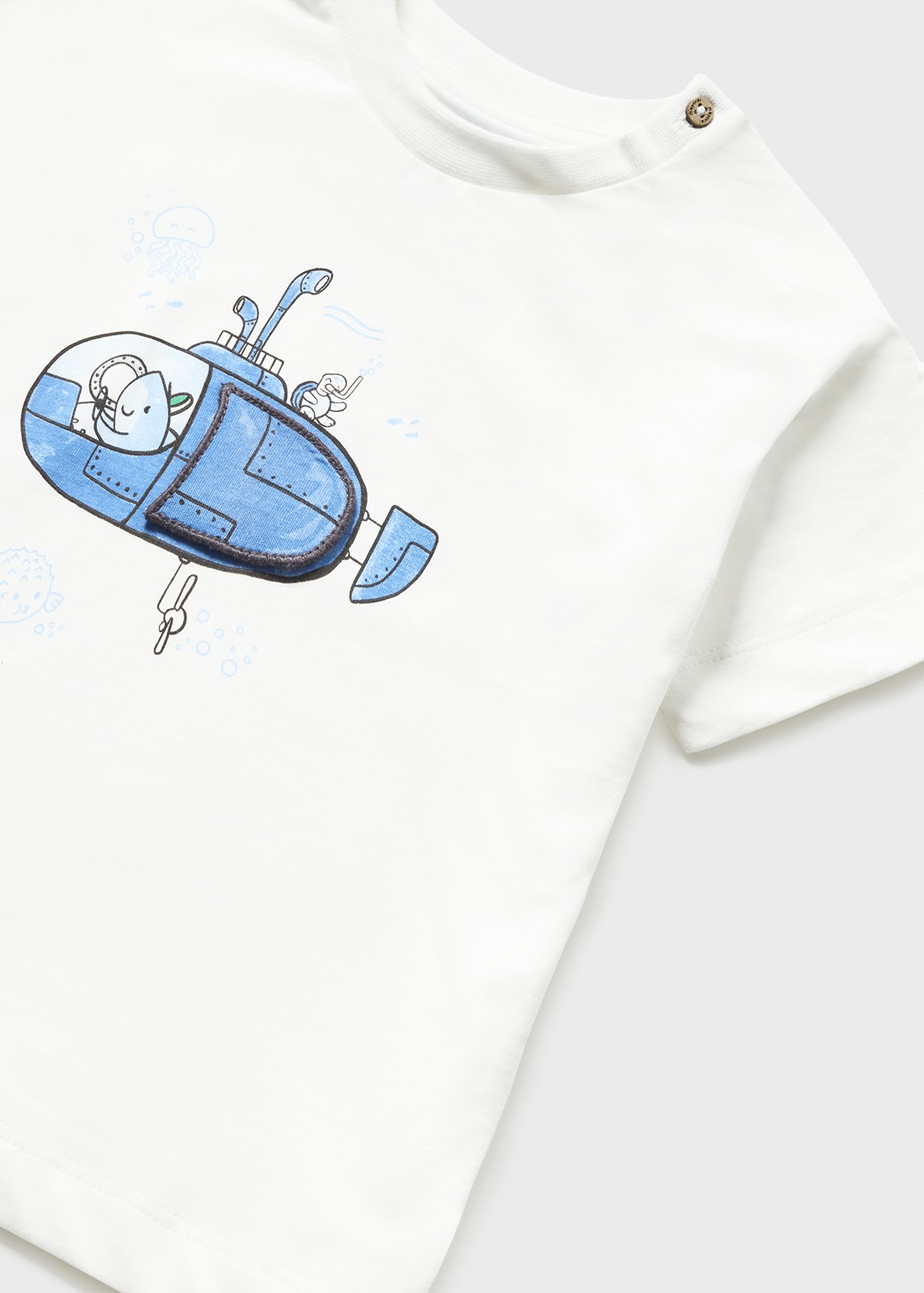 Camiseta infantil com estampa interativa feita de algodão sustentável.