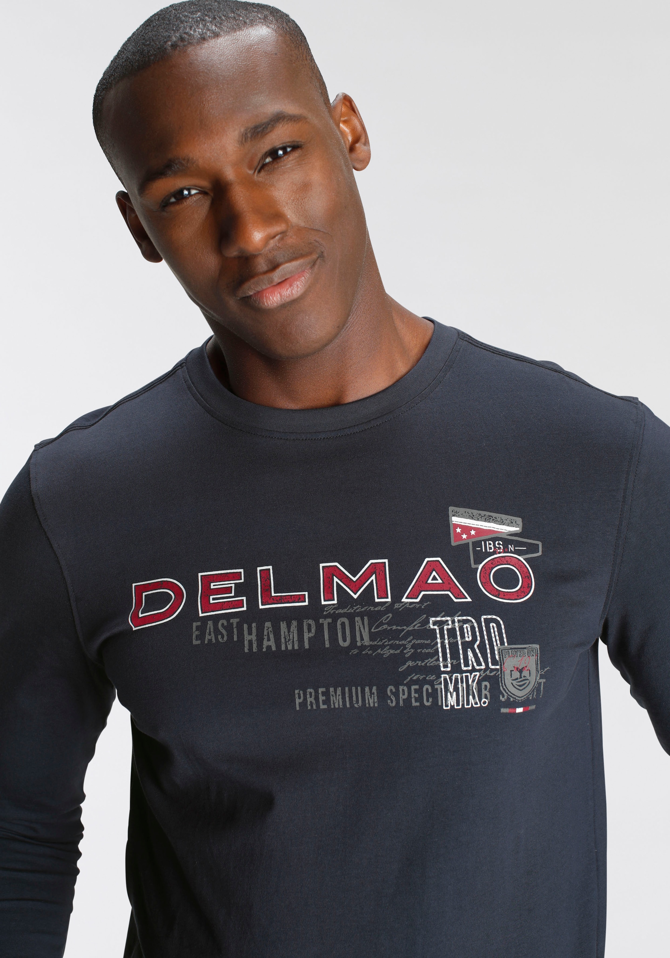 DELMAO Langarmshirt schmale Passform,  bedruckt,  Rundhalsausschnitt,  aus Baumwolle