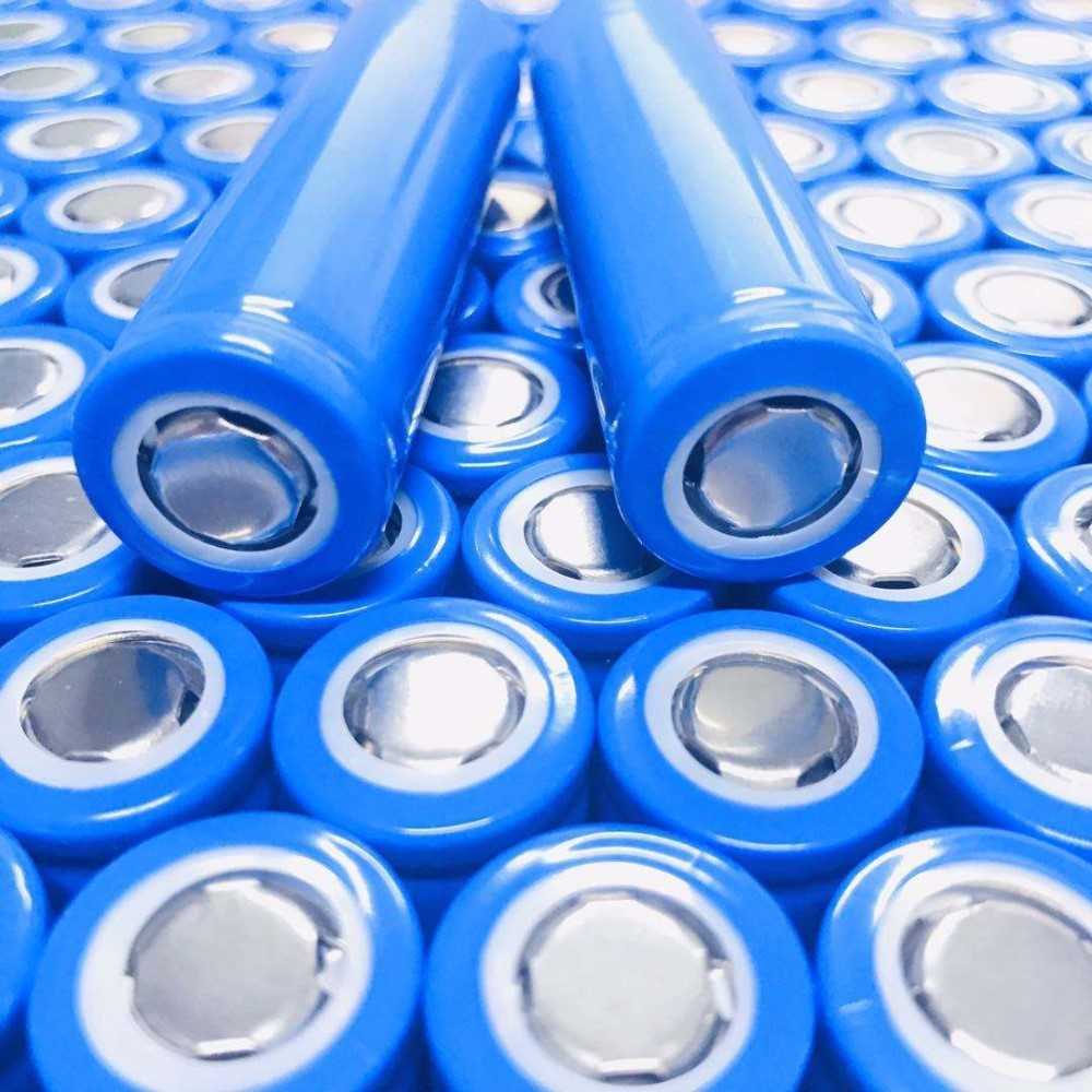 Wiederaufladbare 3.7 Volt 2000mAh 18650 Akku Batterie - Flachkopf