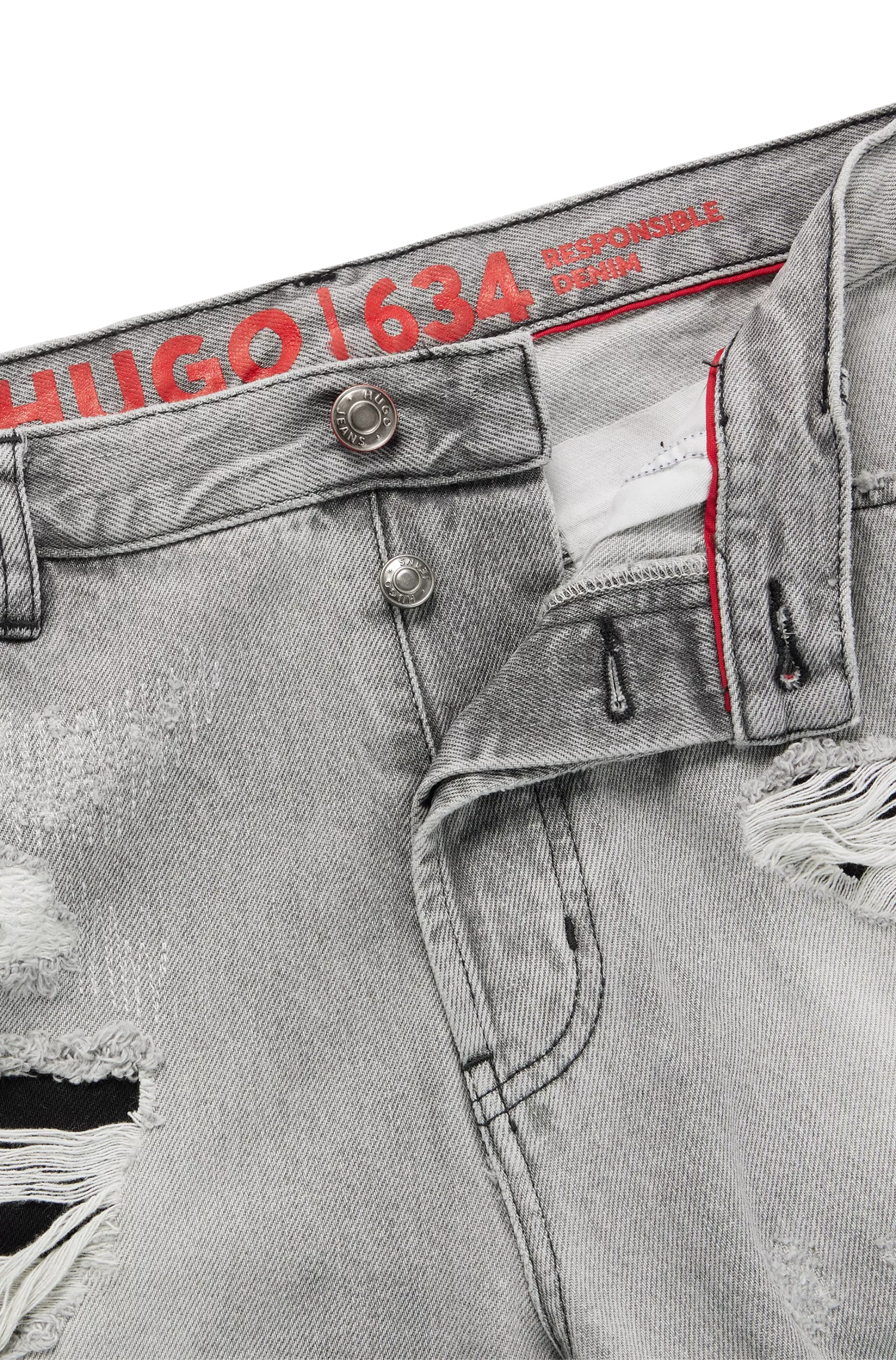 Calça jeans HUGO vermelha, corte afunilado, em denim cinza-prateado com efeito desgastado.