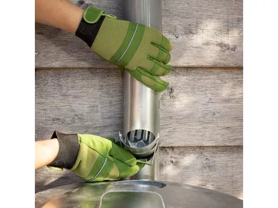 Ce récupérateur d'eau de pluie est en métal galvanisé