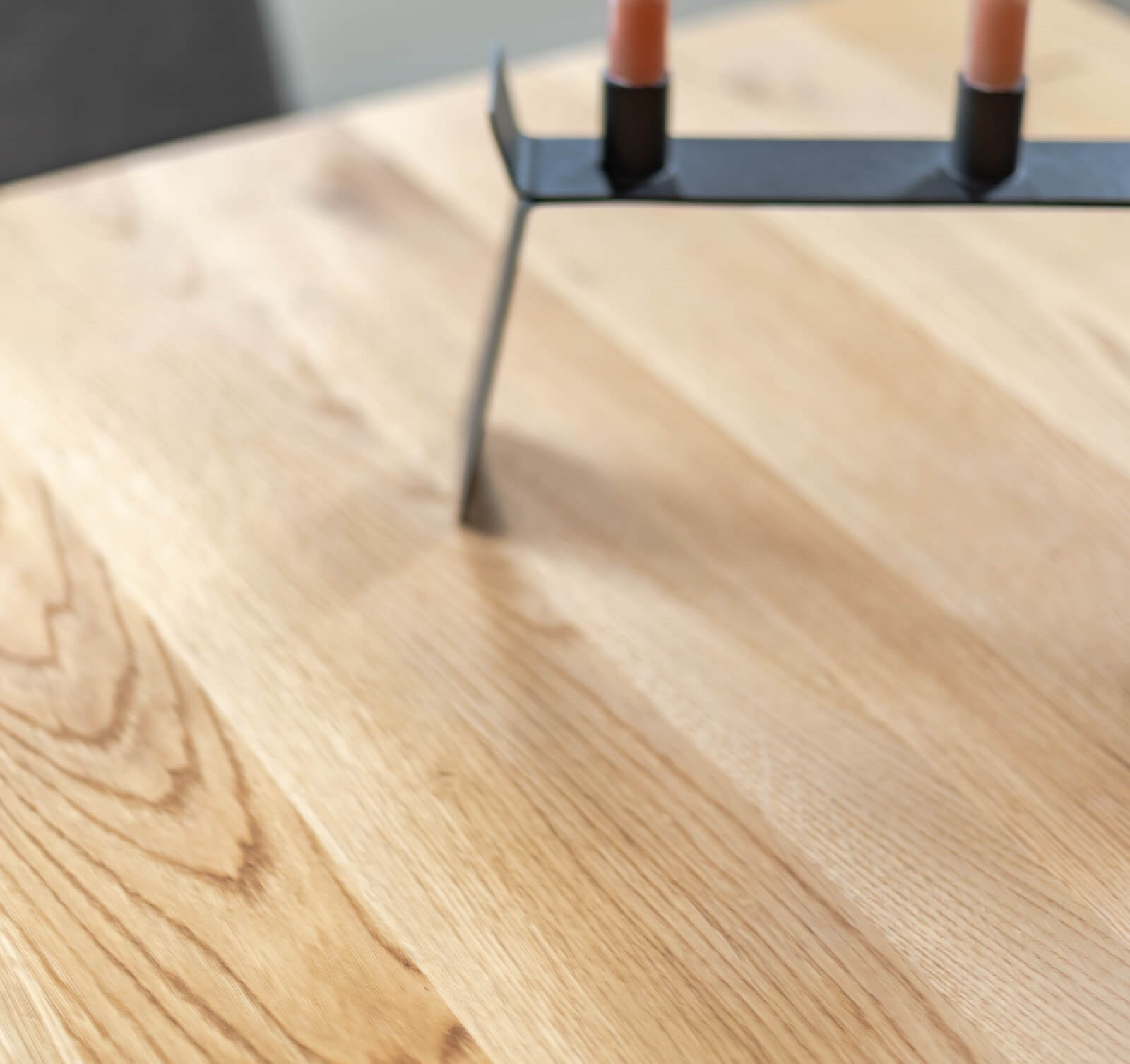 They & Me eettafel Chat – bootsvorm – eiken rustiek lak – onderstel RAL9017 verkeerszwart 240 x 100 x 75 | Eiken Rustiek lak | Verjongde Rand | Frame RAL9017 verkeerszwart