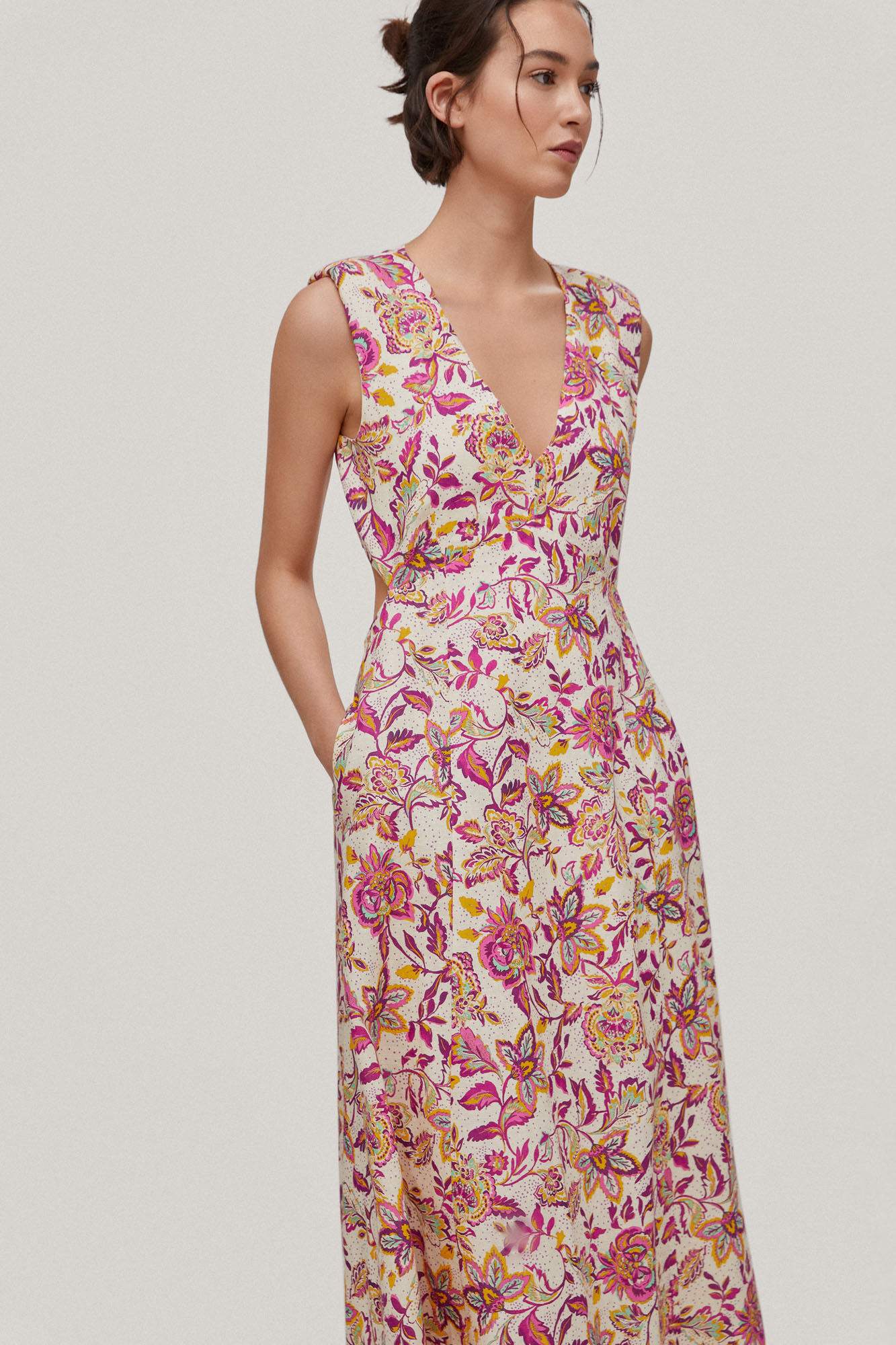 Vestido estampado com recortes - Vários
