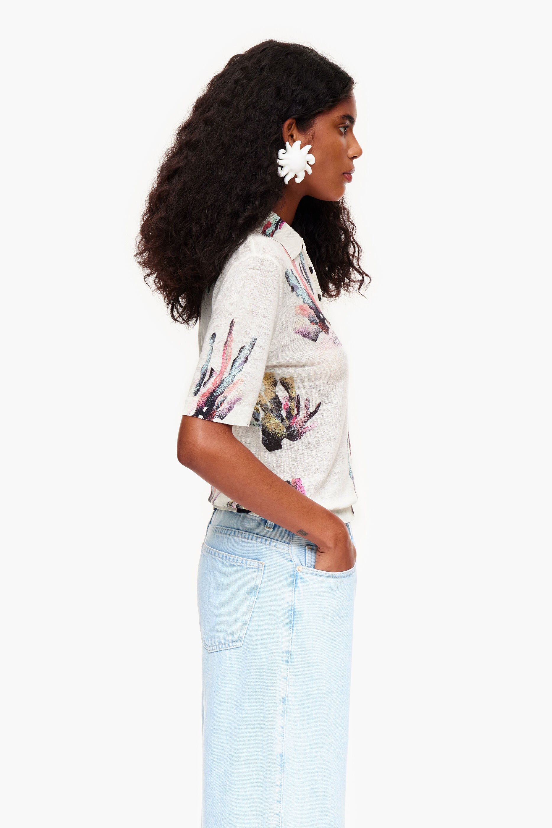 Camisa polo de malha com estampa coral e marfim