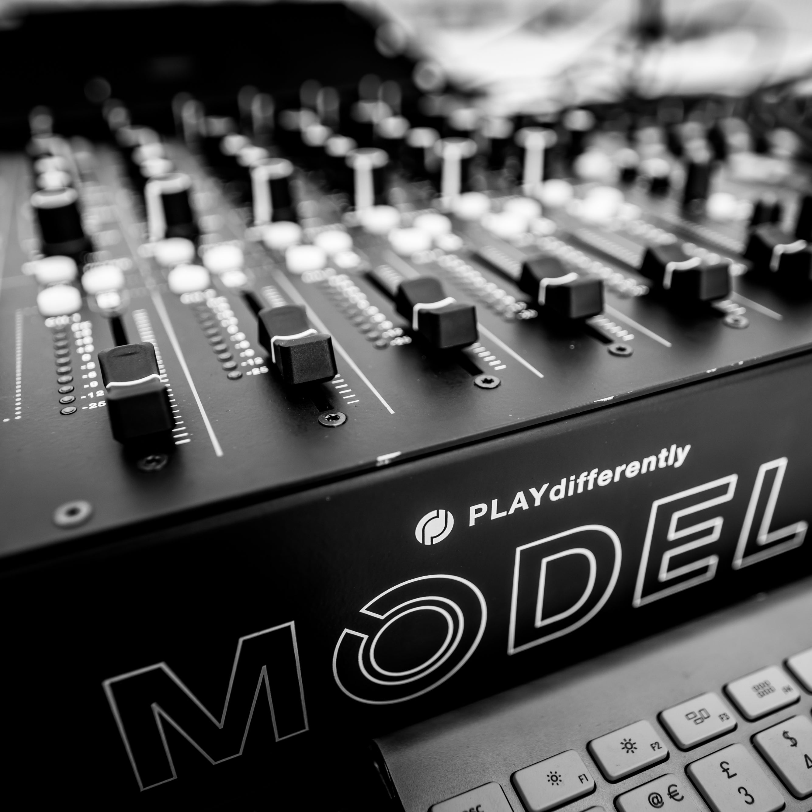 PLAYdifferently MODEL 1 6-kanaals analoge DJ-mixer