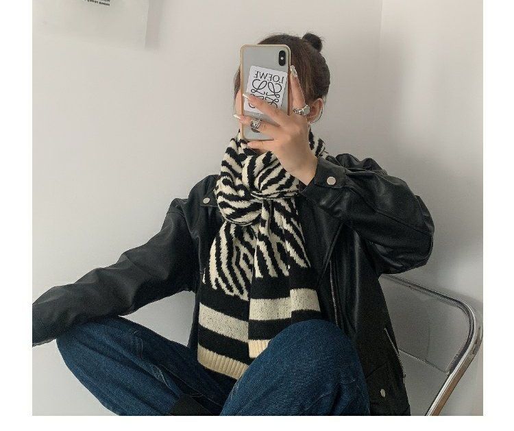 4.4 STUDIO - Zebraprint gebreide sjaal