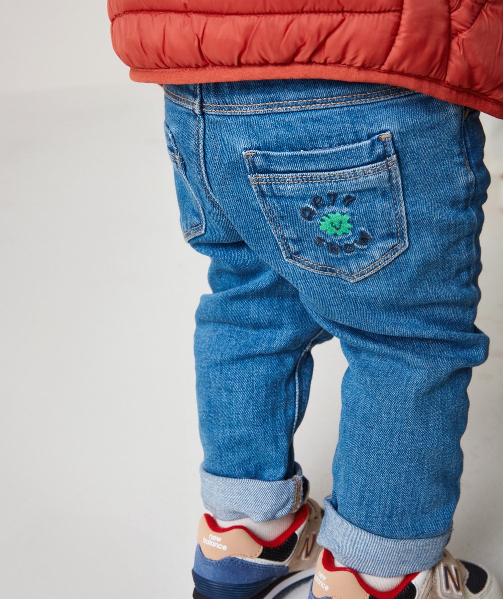 PANTALON DROIT EN DENIM BÉBÉ GARÇON AVEC PATCH BRODÉ