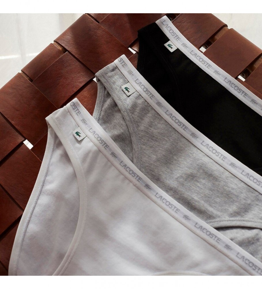 Conjunto de 3 calcinhas Lacoste com cintura A e contraste nas cores preto, cinza e branco.