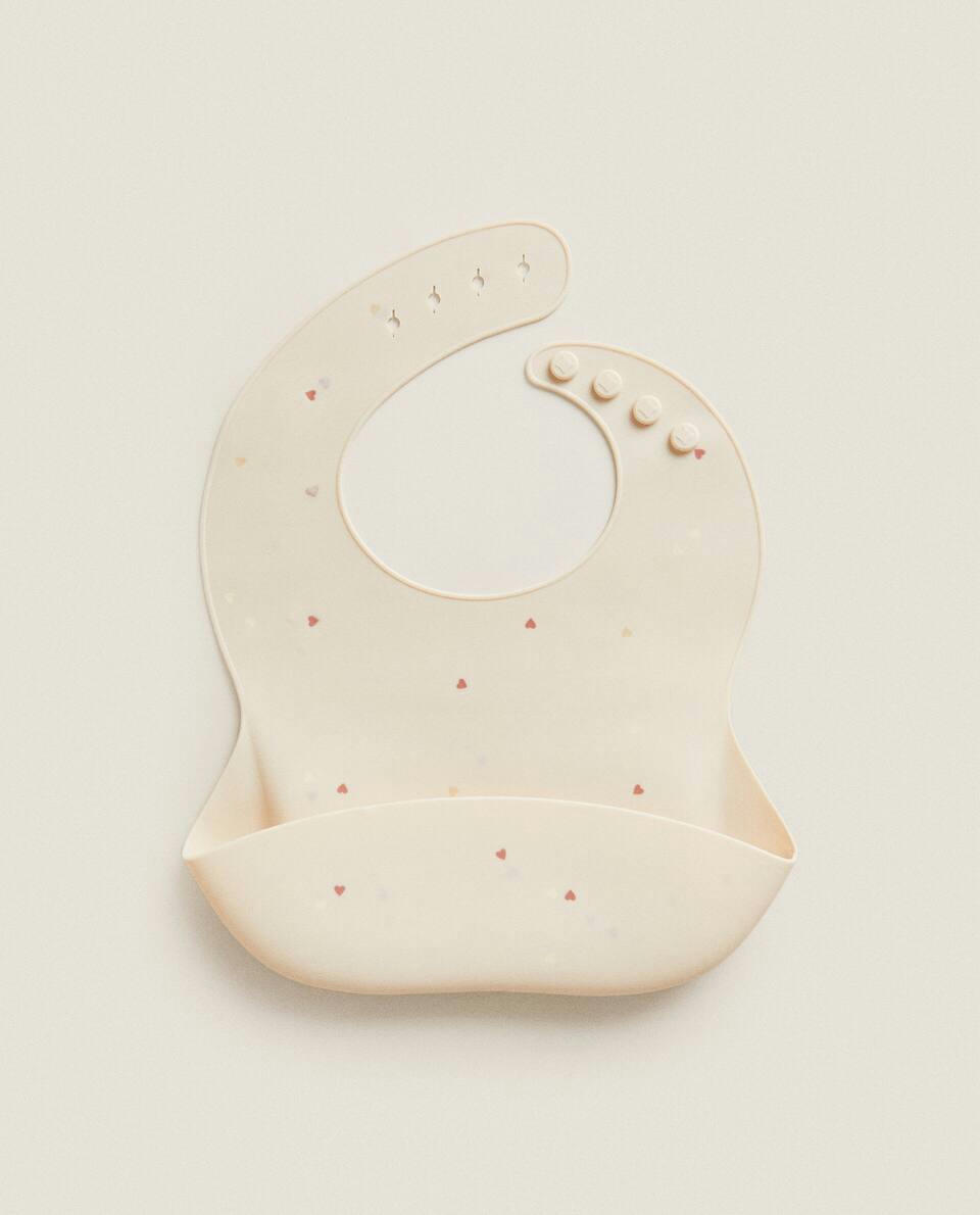 BABADOR DE SILICONE COM ESTAMPA DE CORAÇÃO